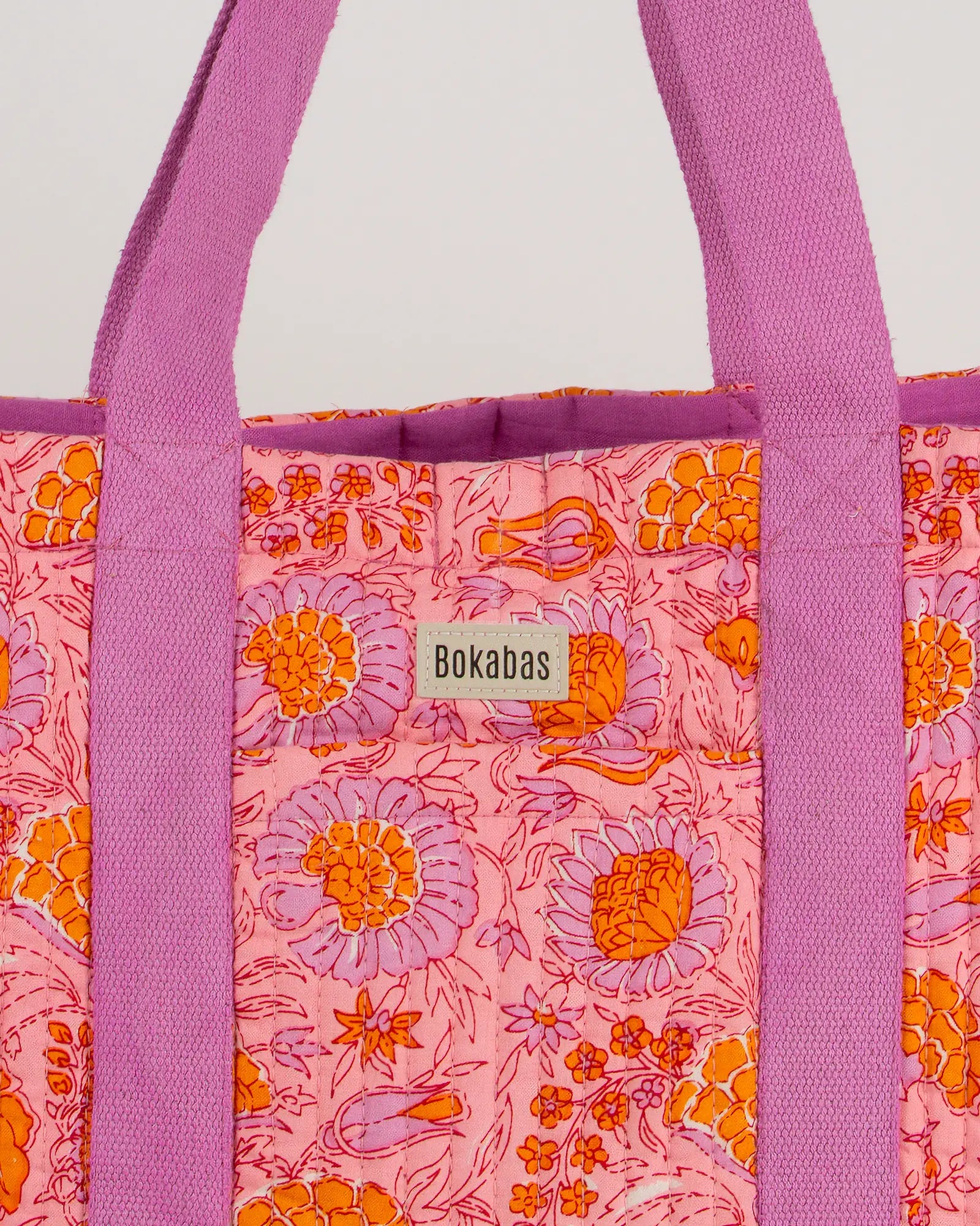 Sac cabas en tissu matelassé Bokabas, imprimé Marie rose fleuri, zoom sur la matière