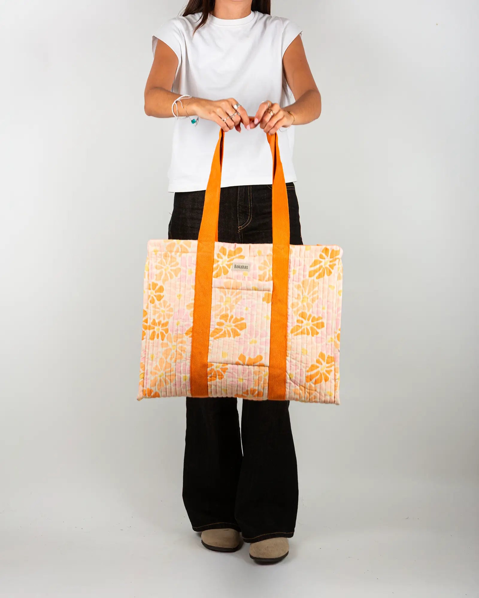 Sac cabas en tissu matelassé Bokabas, imprimé Peachy fleuri orange, porté