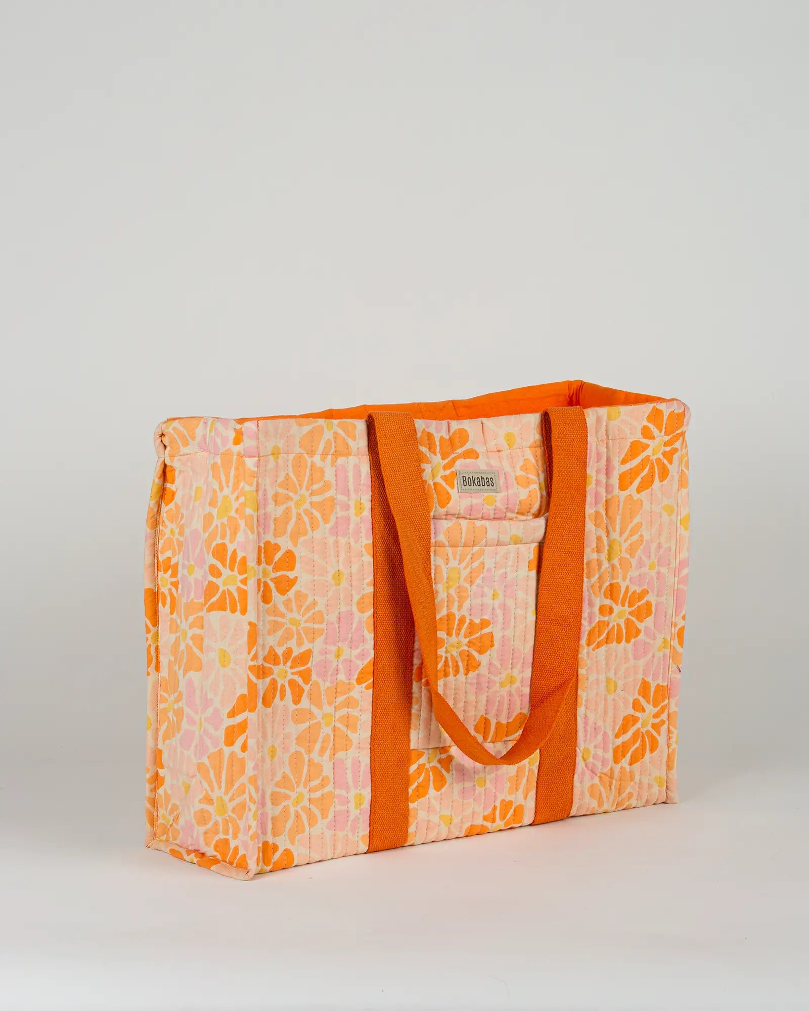 Sac cabas en tissu matelassé Bokabas, imprimé Peachy fleuri orange, vue de trois-quarts