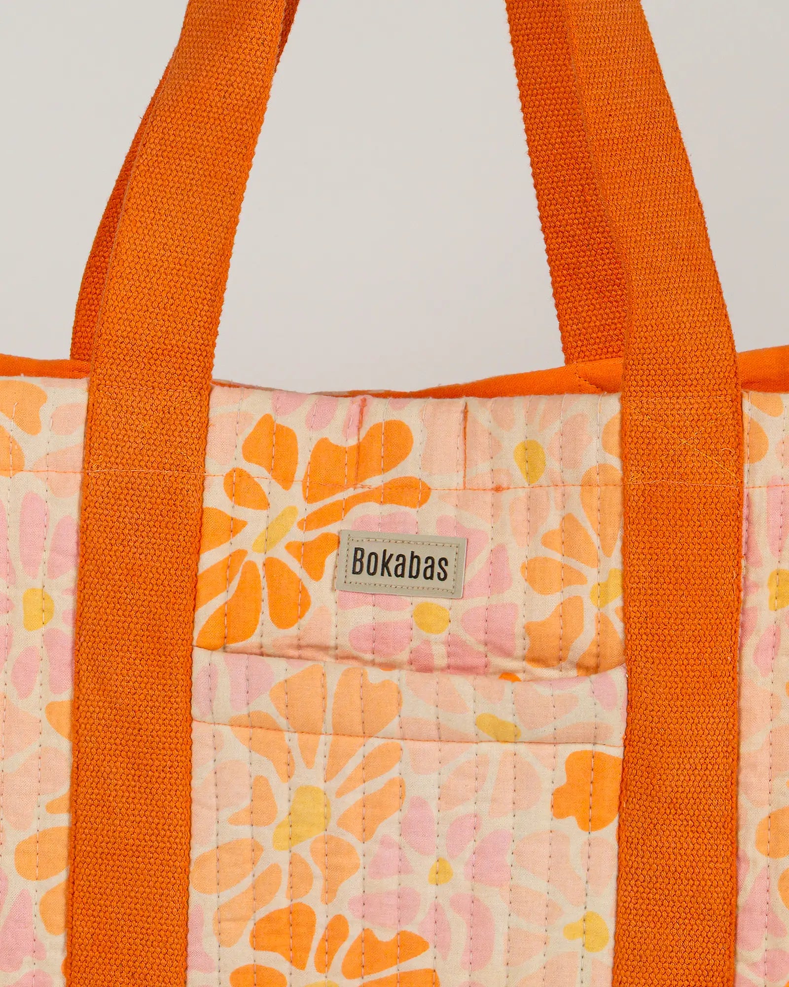 Sac cabas en tissu matelassé Bokabas, imprimé Peachy fleuri orange, zoom sur la matière