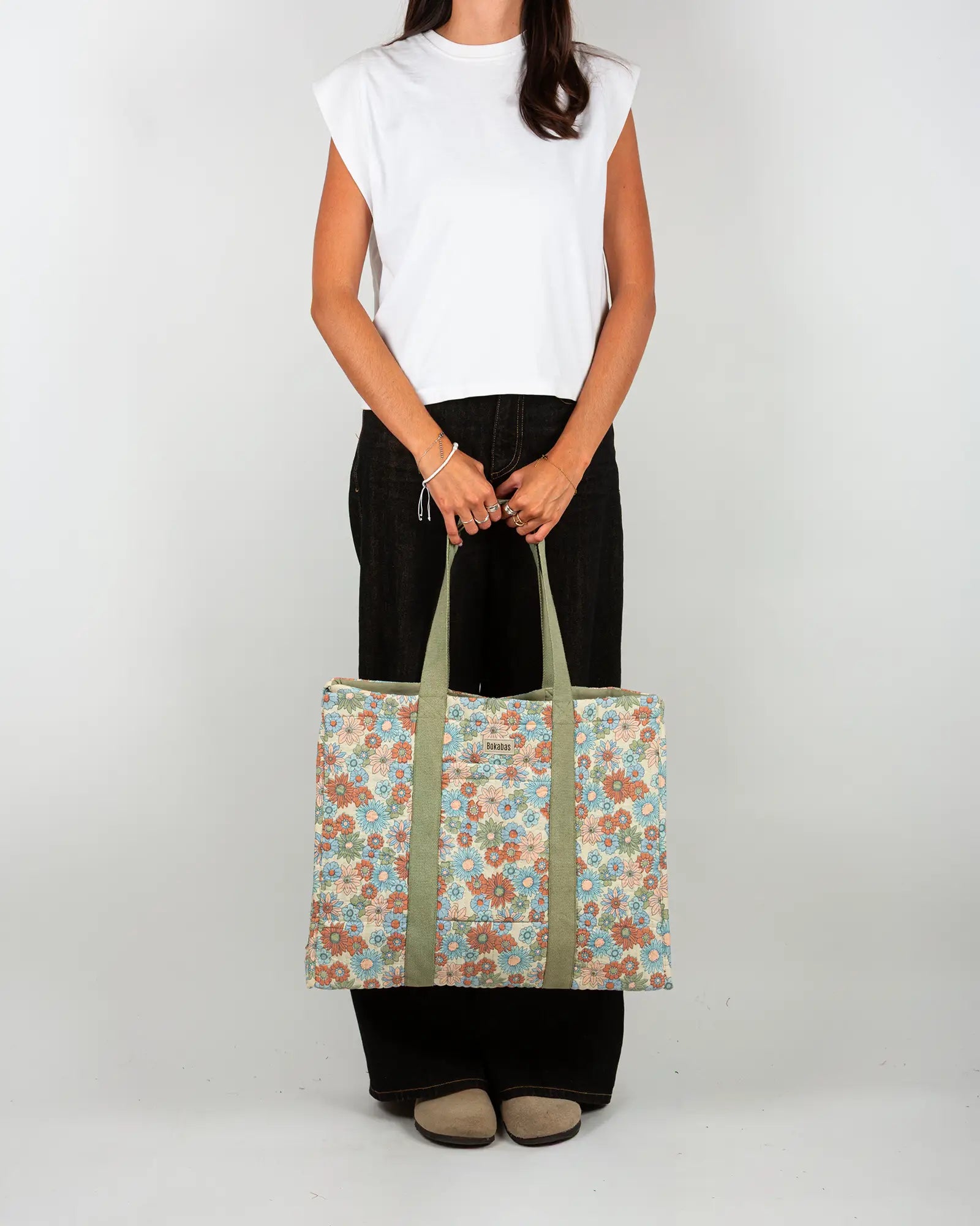 Sac cabas en tissu matelassé Bokabas, imprimé Rétro liberty vert, bleu et orange, porté