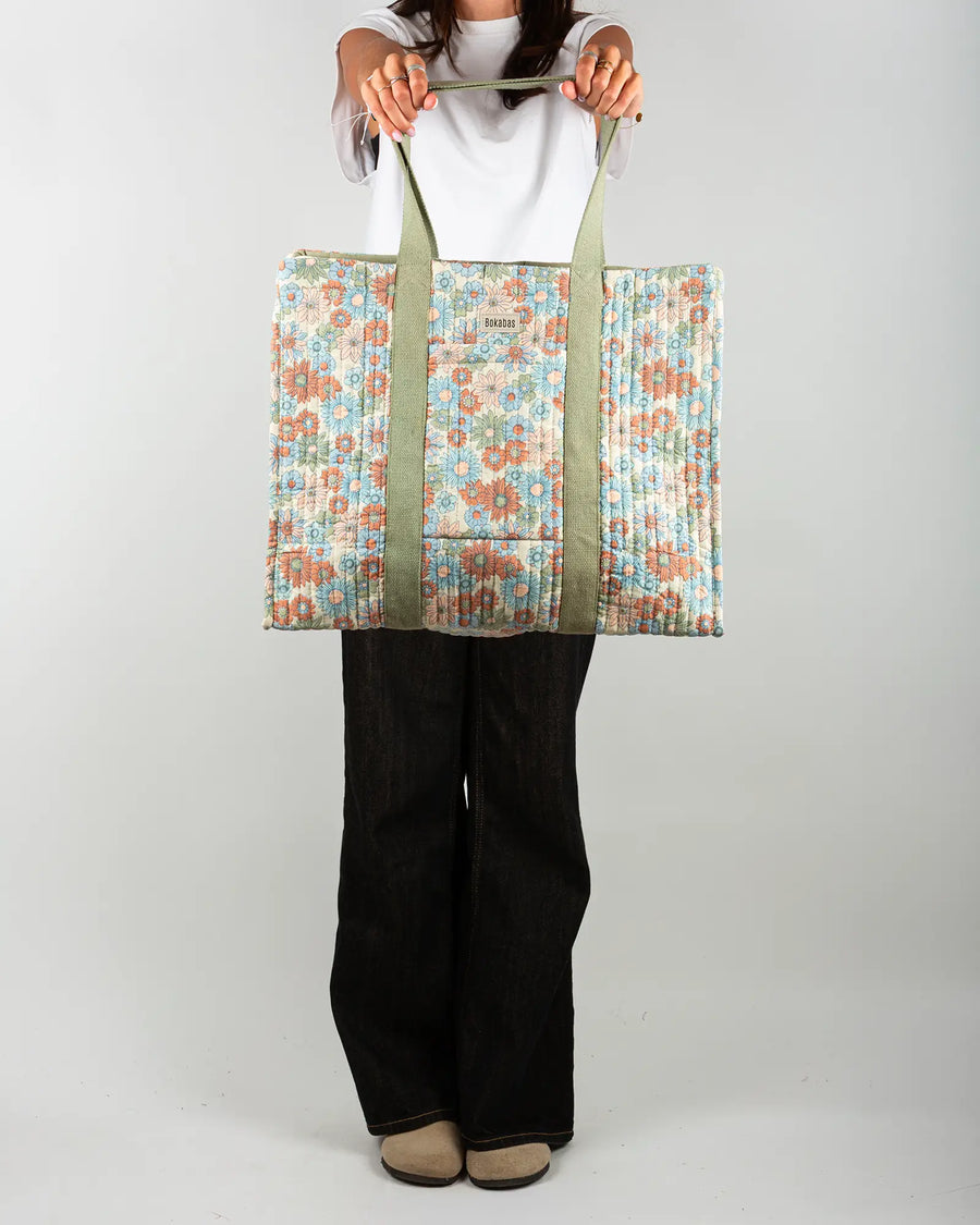 Sac cabas en tissu matelassé Bokabas, imprimé Rétro liberty vert, bleu et orange, porté