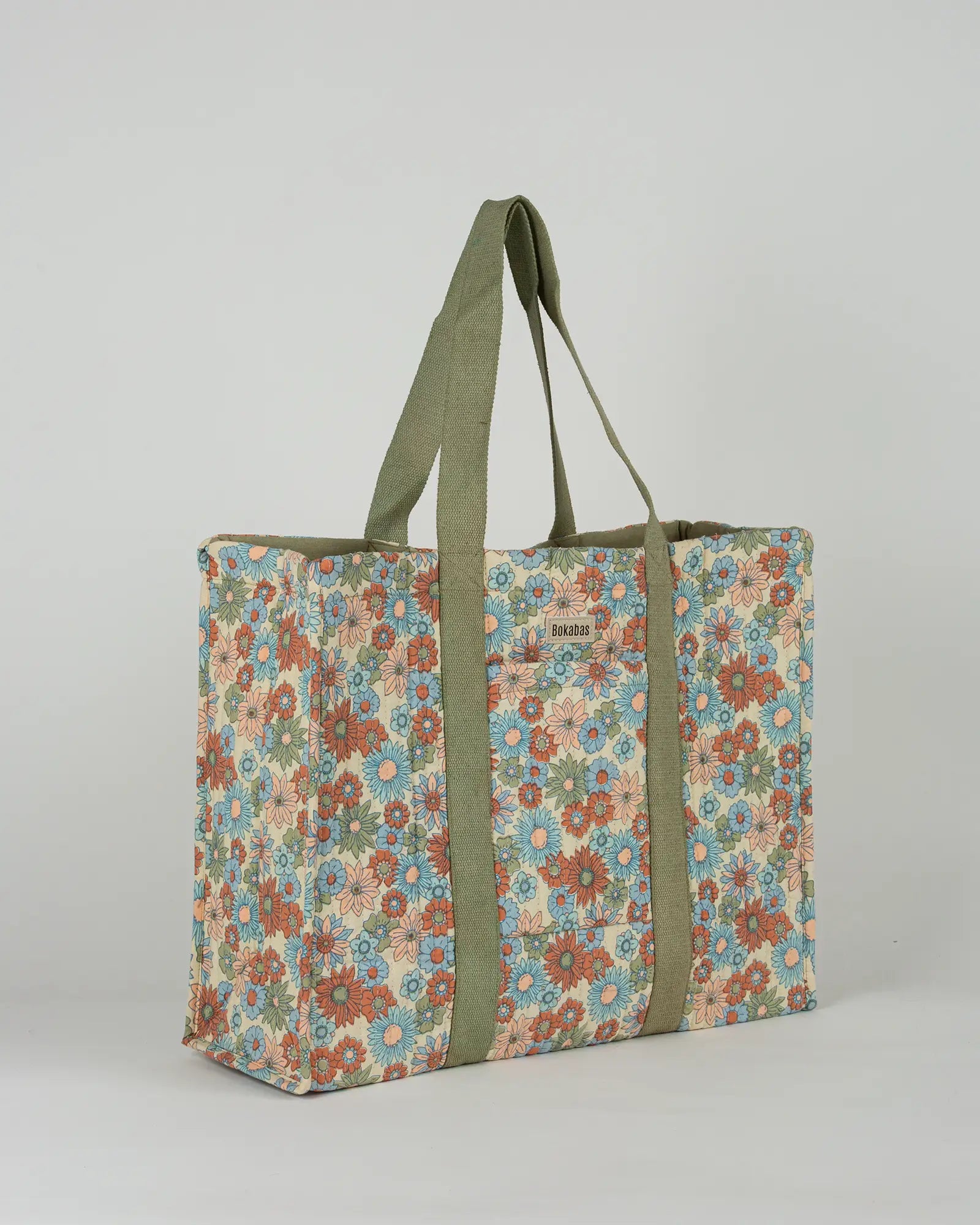 Sac cabas en tissu matelassé Bokabas, imprimé Rétro liberty vert, bleu et orange, vue de trois-quarts
