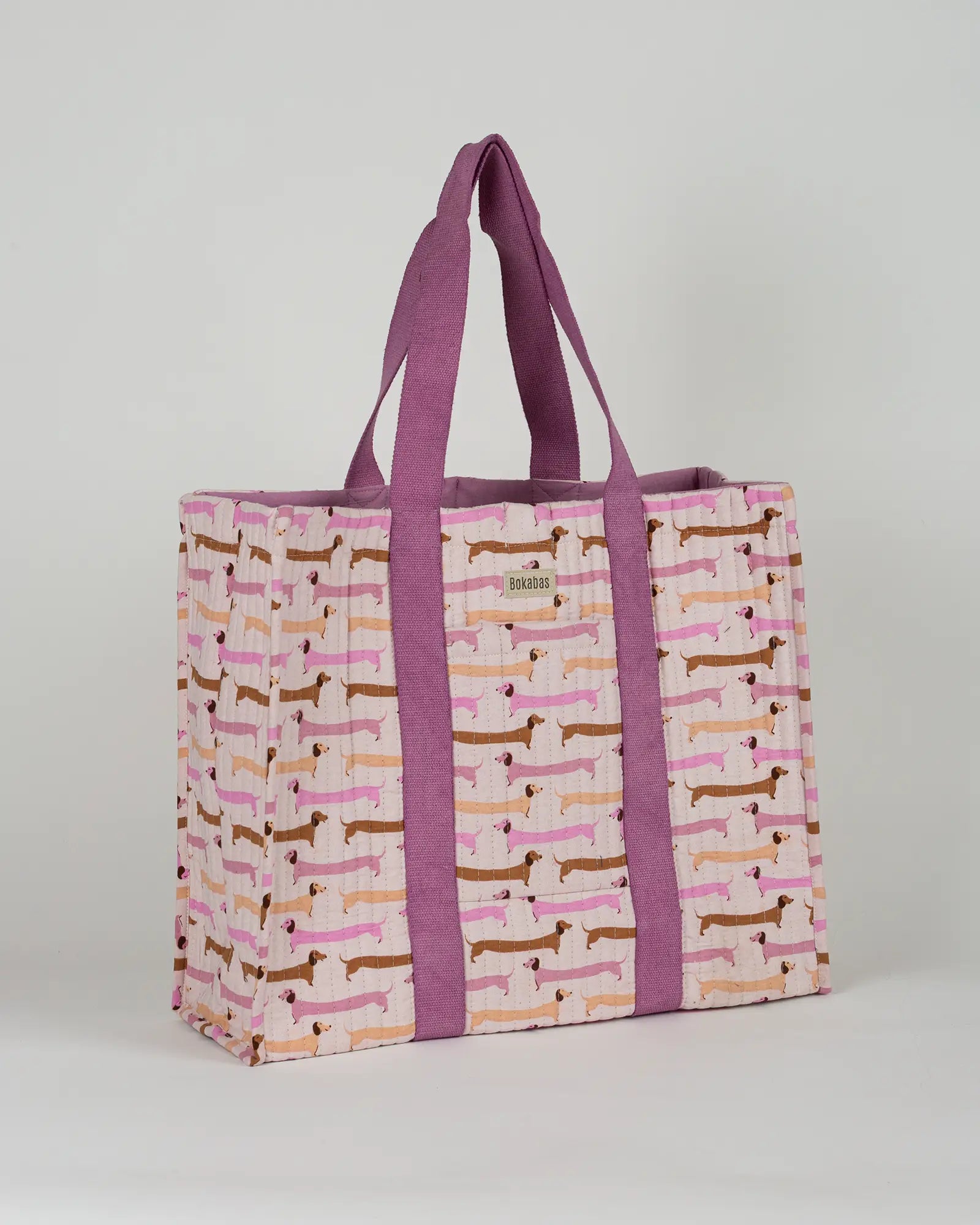 Sac cabas en tissu matelassé Bokabas, imprimé Saucisse chien teckel rose et violet, vue de trois-quarts