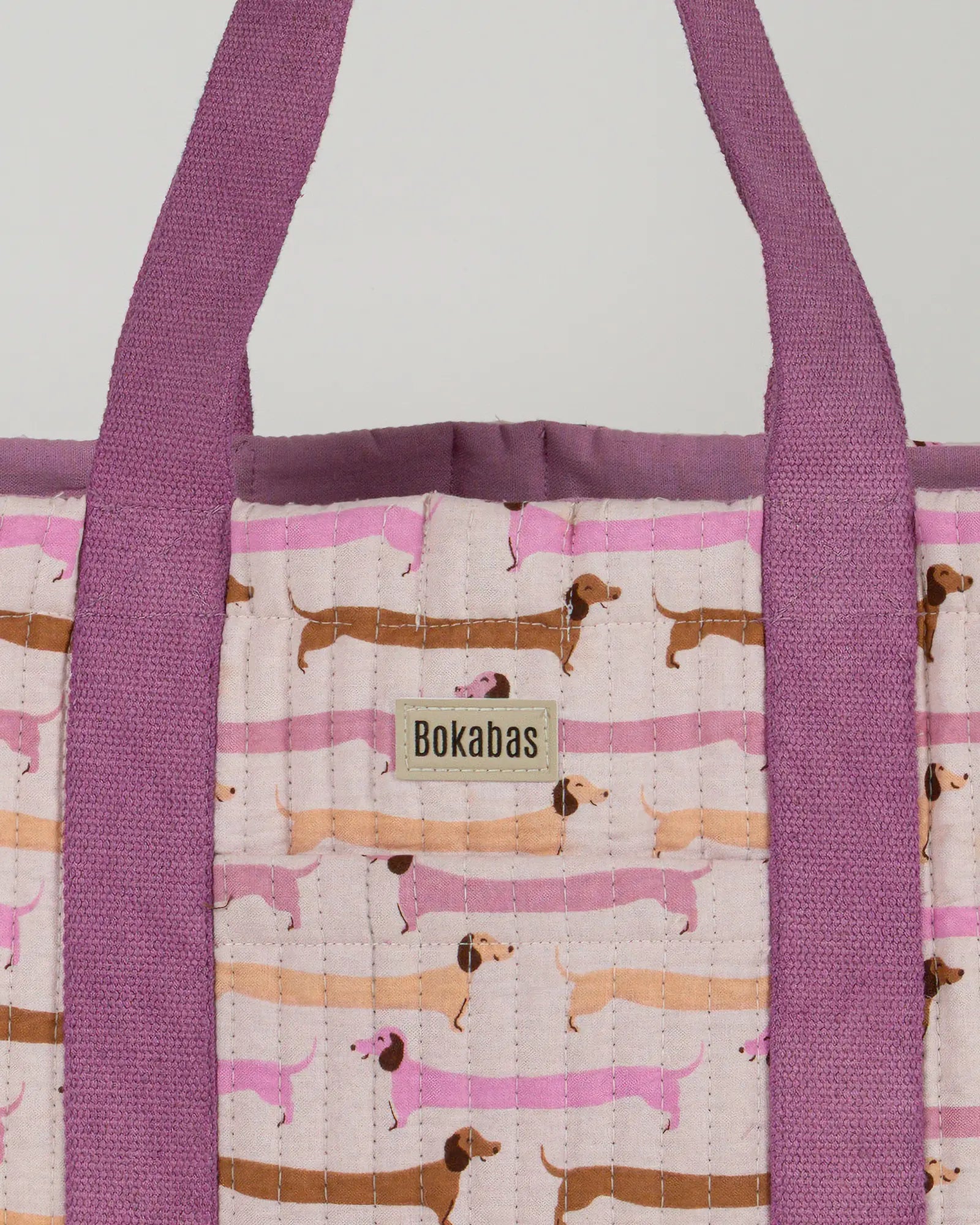Sac cabas en tissu matelassé Bokabas, imprimé Saucisse chien teckel rose et violet, zoom sur la matière
