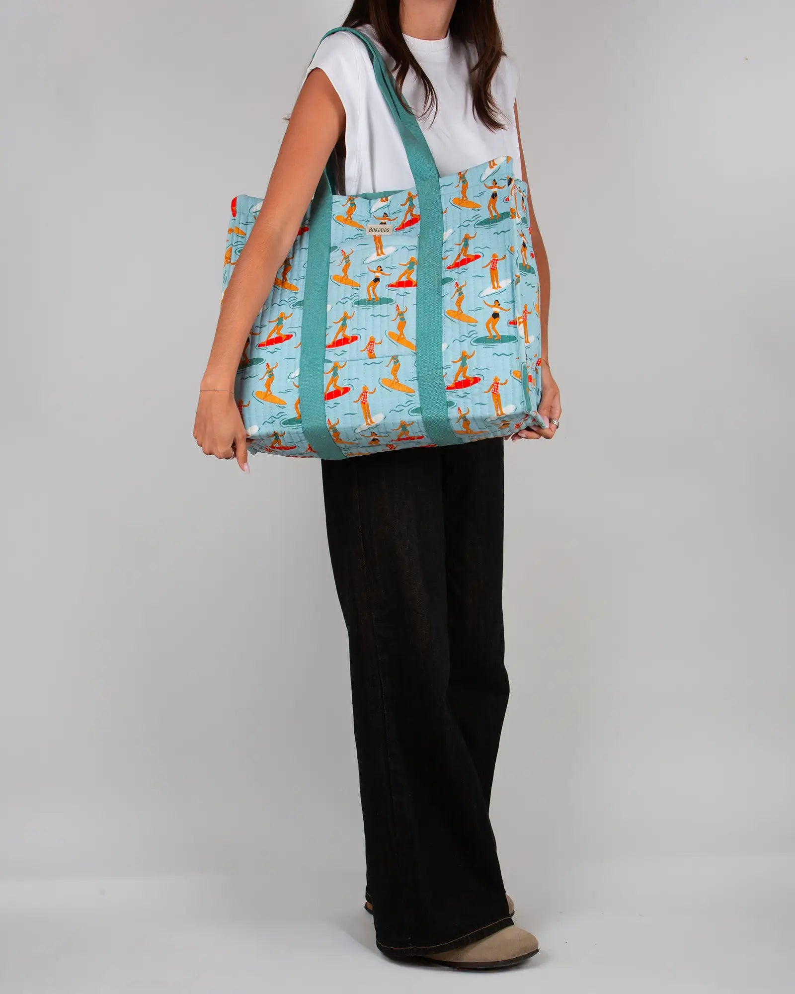 Sac cabas en tissu matelassé Bokabas, imprimé Surf bleu, porté