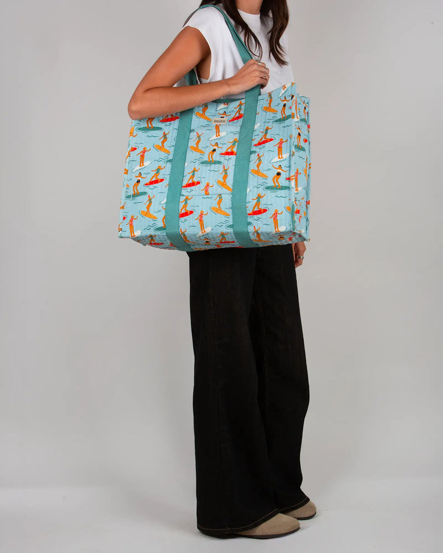 Sac cabas en tissu matelassé Bokabas, imprimé Surf bleu, porté