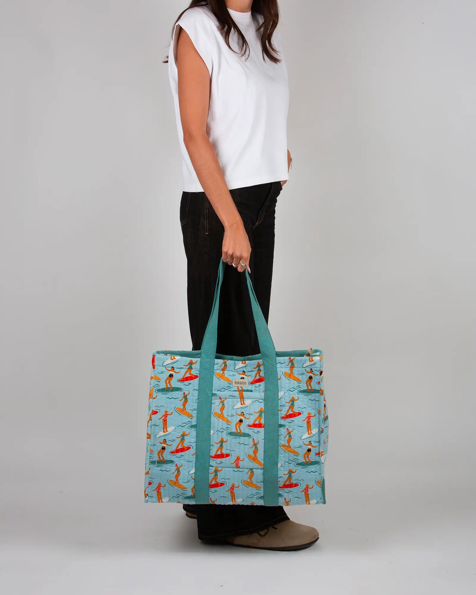 Sac cabas en tissu matelassé Bokabas, imprimé Surf bleu, porté