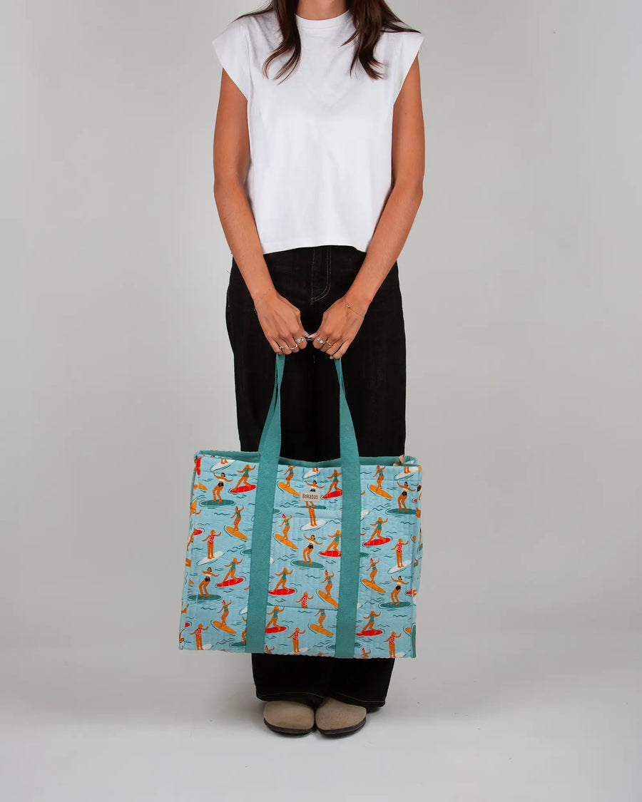 Sac cabas en tissu matelassé Bokabas, imprimé Surf bleu, porté