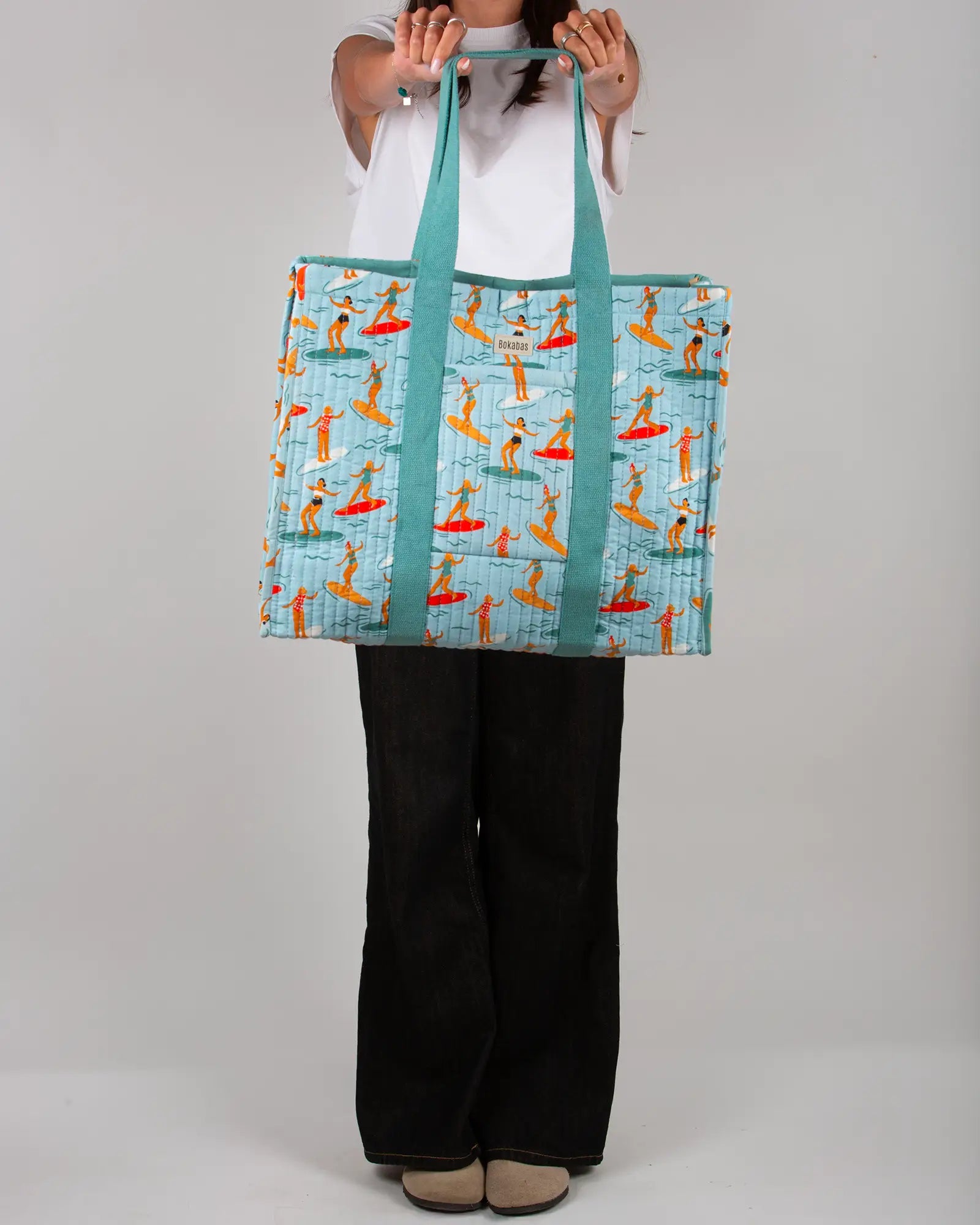 Sac cabas en tissu matelassé Bokabas, imprimé Surf bleu, porté