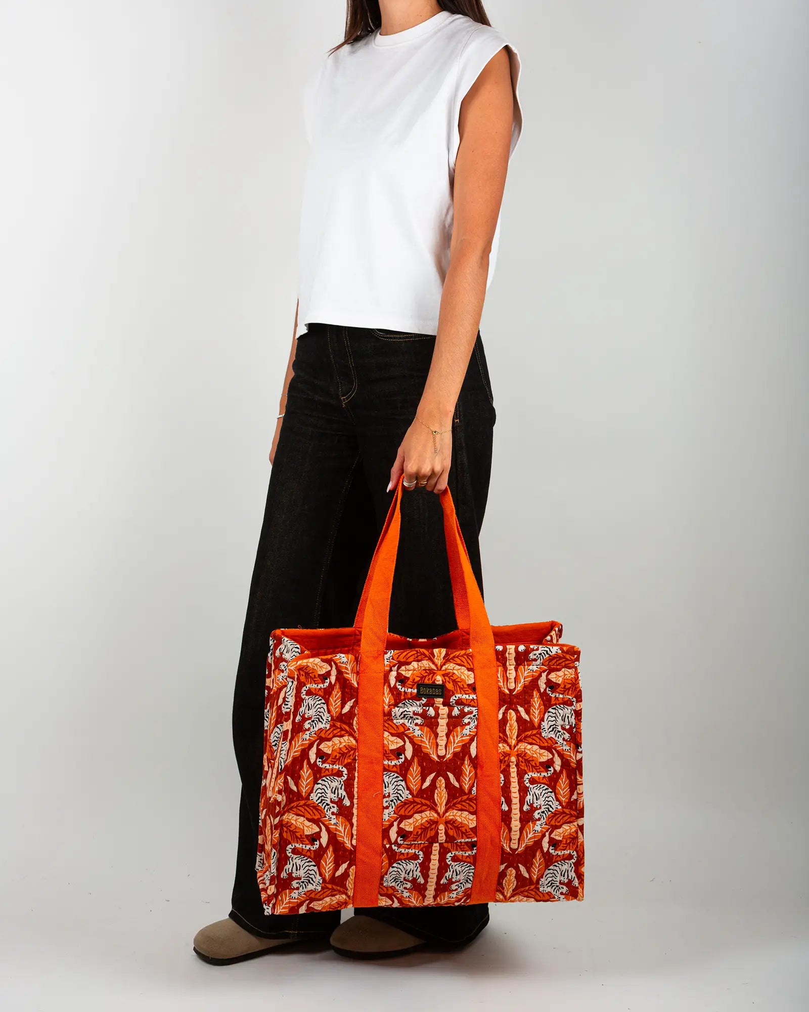 Sac cabas en tissu matelassé Bokabas, imprimé Tropique palmier et guépard orange, porté