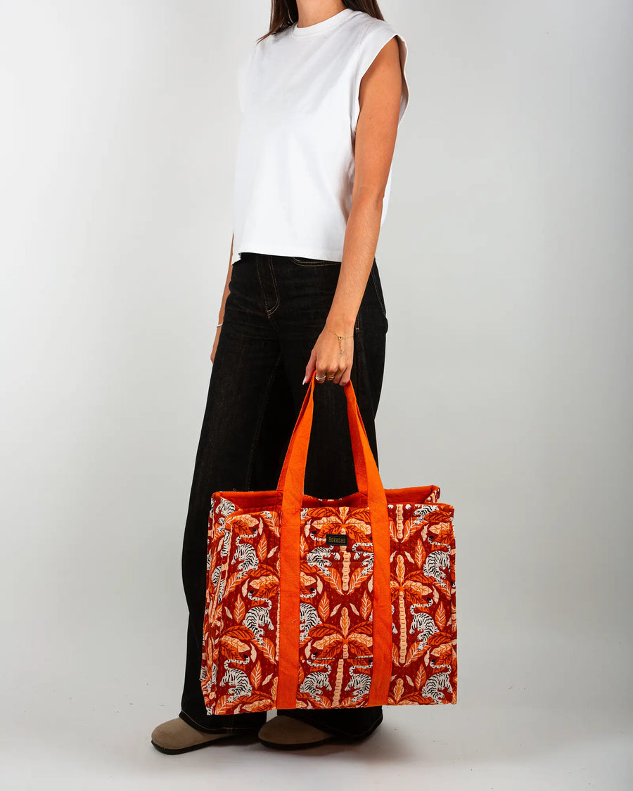 Sac cabas en tissu matelassé Bokabas, imprimé Tropique palmier et guépard orange, porté