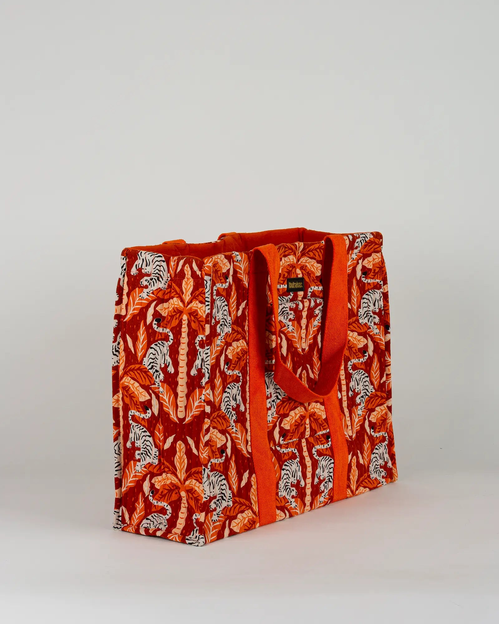 Sac cabas en tissu matelassé Bokabas, imprimé Tropique palmier et guépard orange, vue de trois-quarts