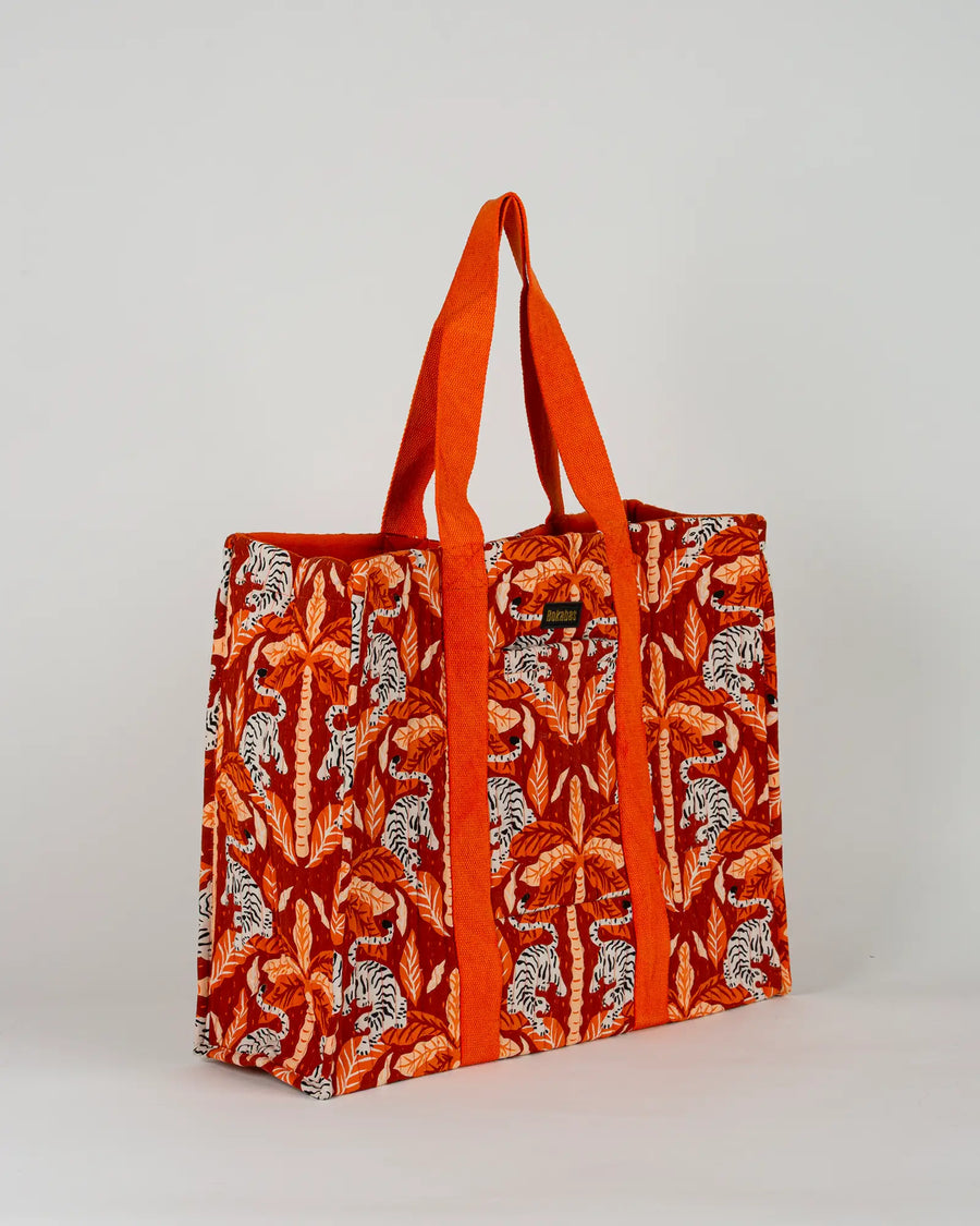 Sac cabas en tissu matelassé Bokabas, imprimé Tropique palmier et guépard orange, vue de trois-quarts