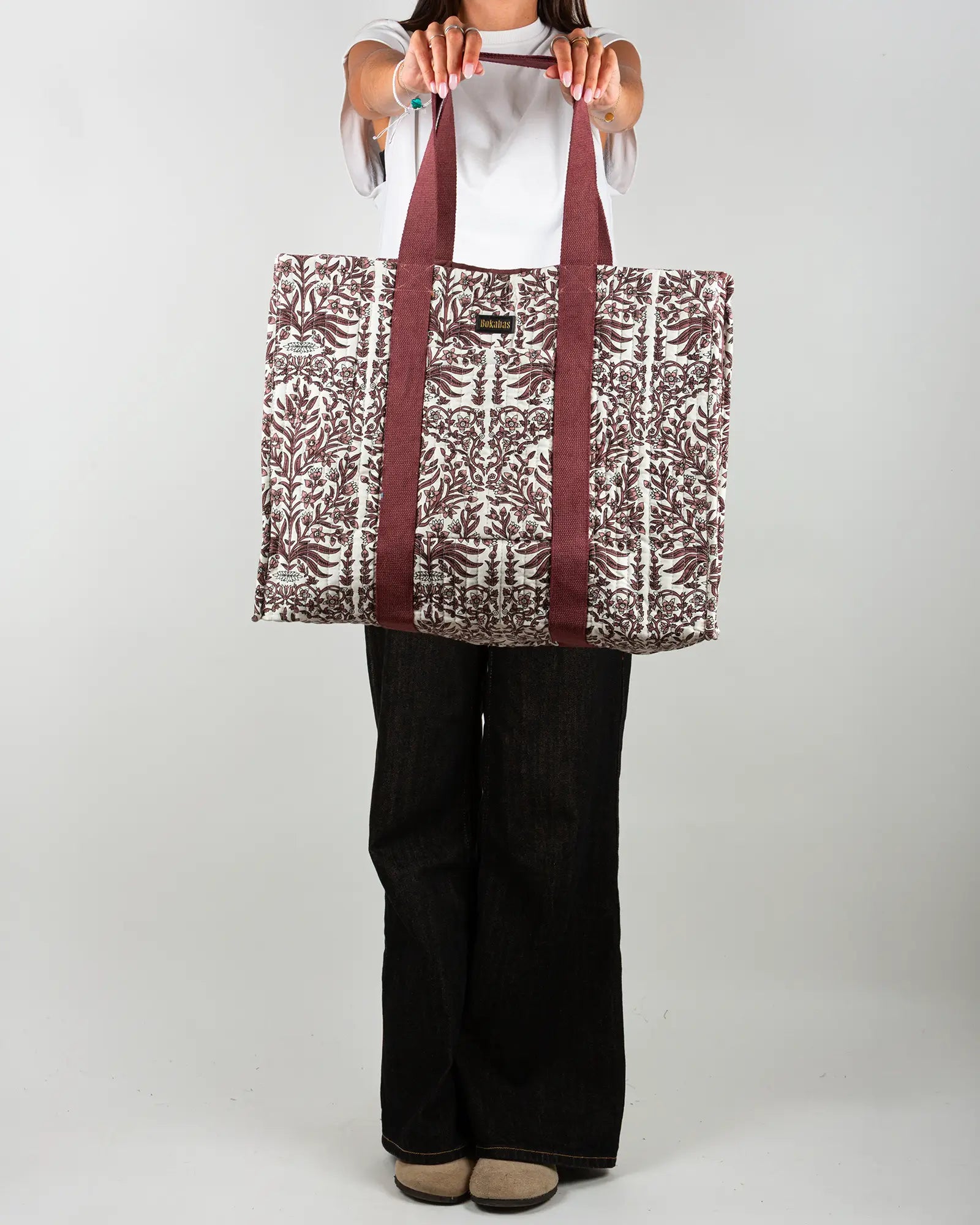 Sac cabas en tissu matelassé Bokabas, imprimé Vale fleuri marron et blanc, porté