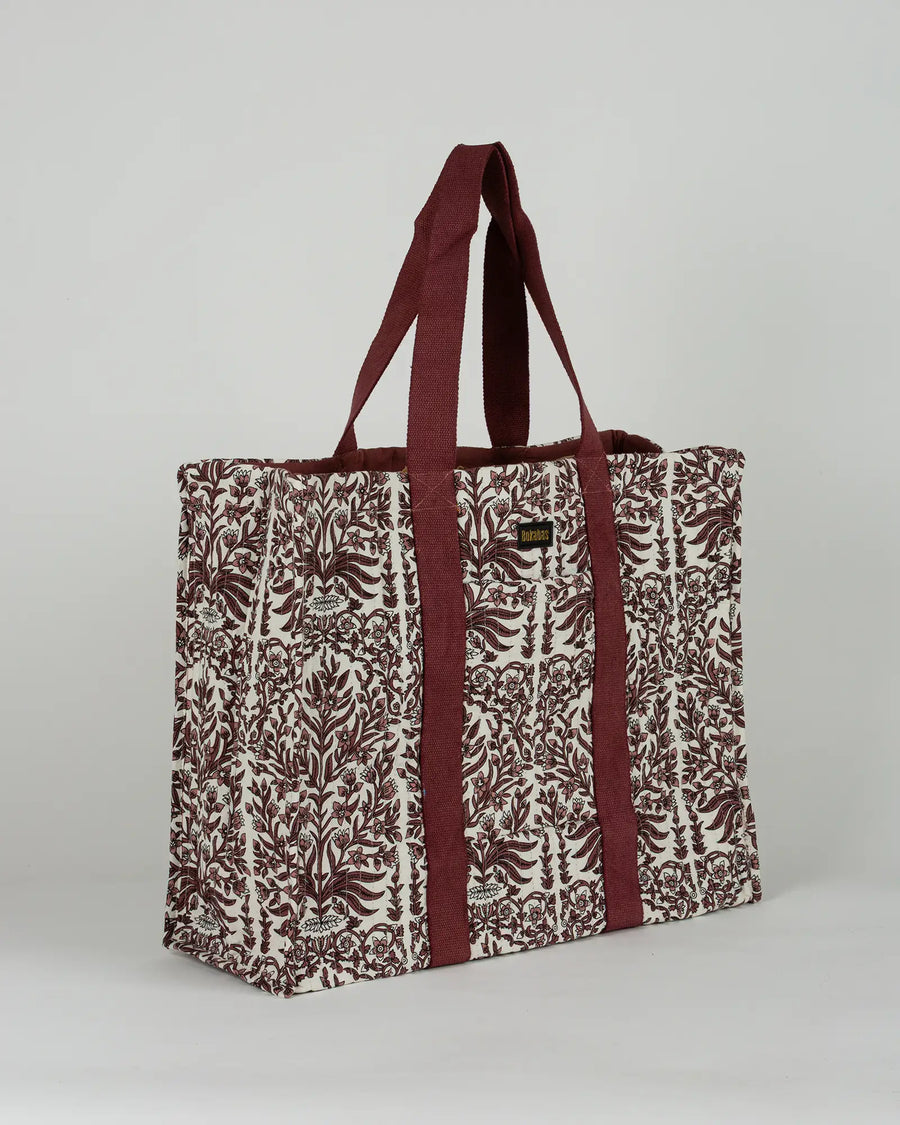 Sac cabas en tissu matelassé Bokabas, imprimé Vale fleuri marron et blanc, vue de trois-quarts