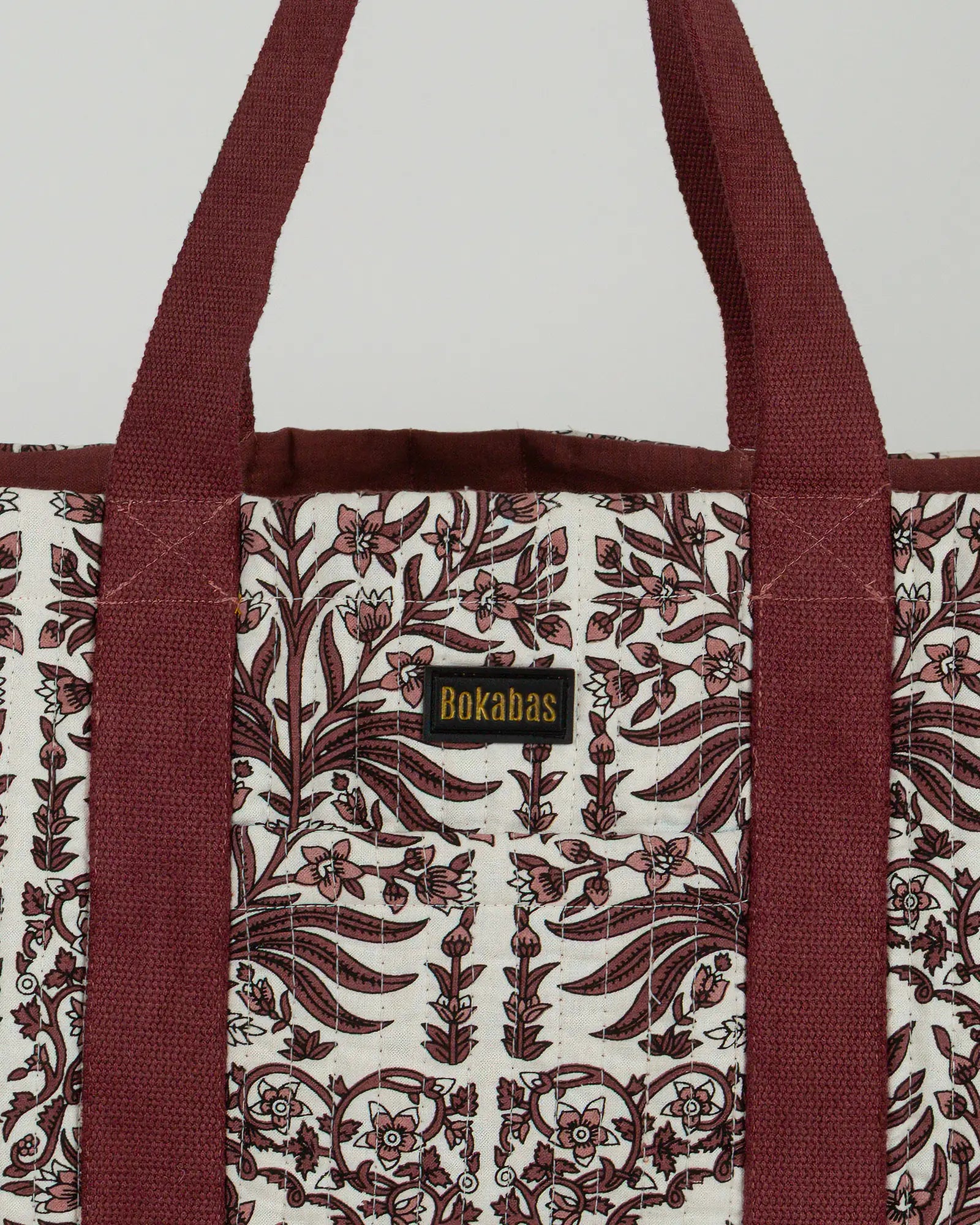 Sac cabas en tissu matelassé Bokabas, imprimé Vale fleuri marron et blanc, zoom sur la matière