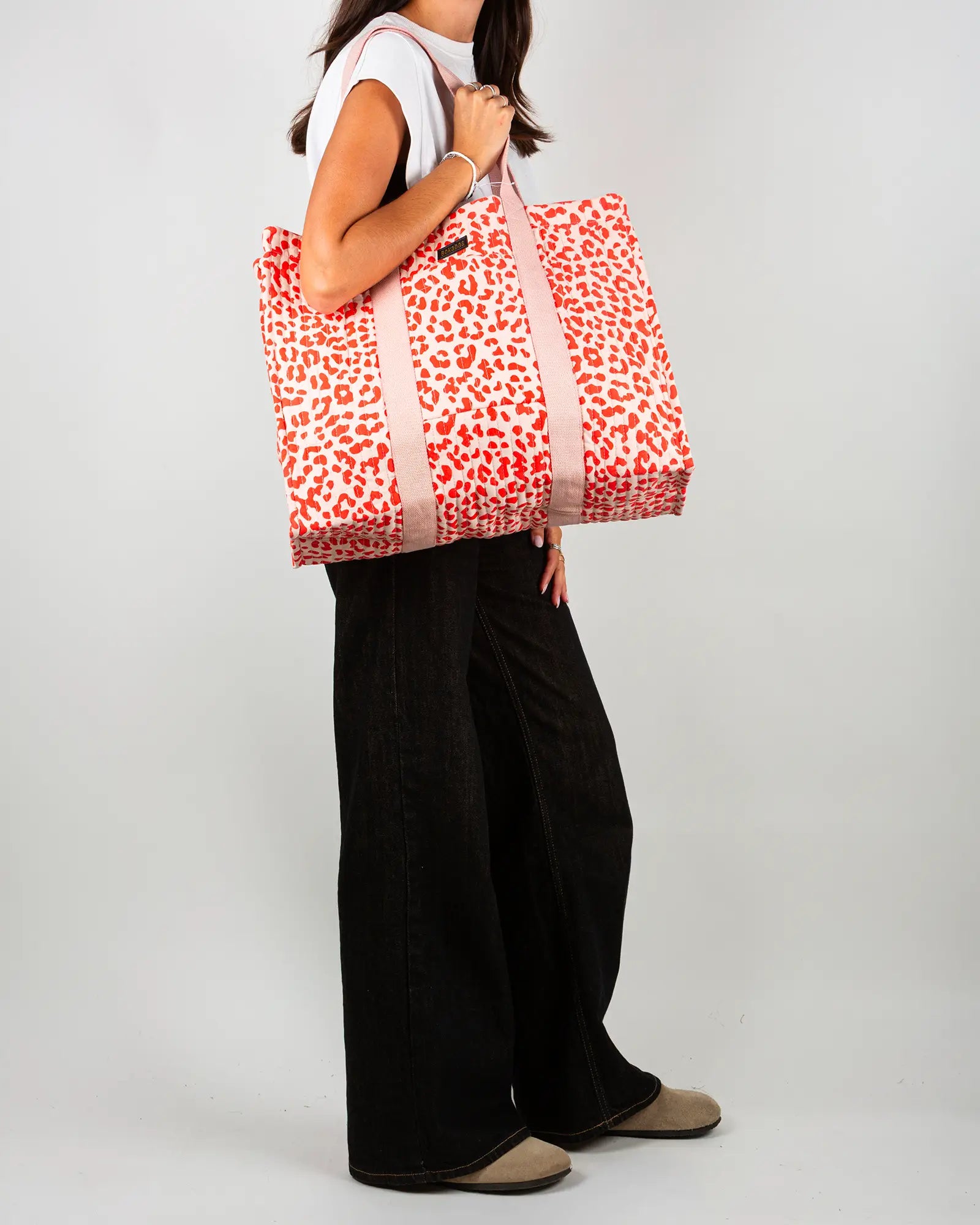 Sac cabas en tissu matelassé Bokabas, imprimé Valentine léopard rouge et rose, porté