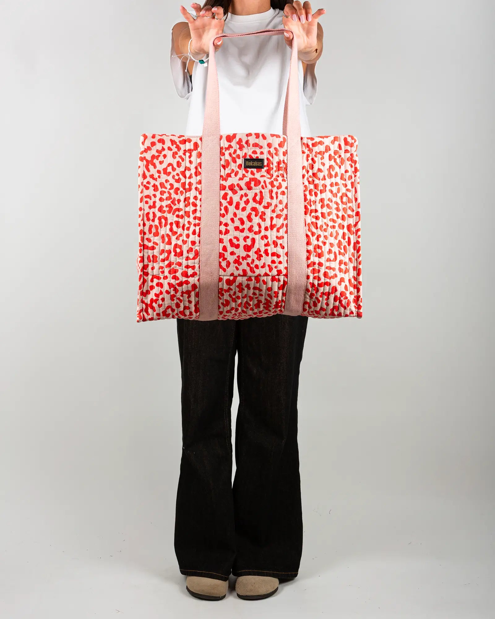 Sac cabas en tissu matelassé Bokabas, imprimé Valentine léopard rouge et rose, porté