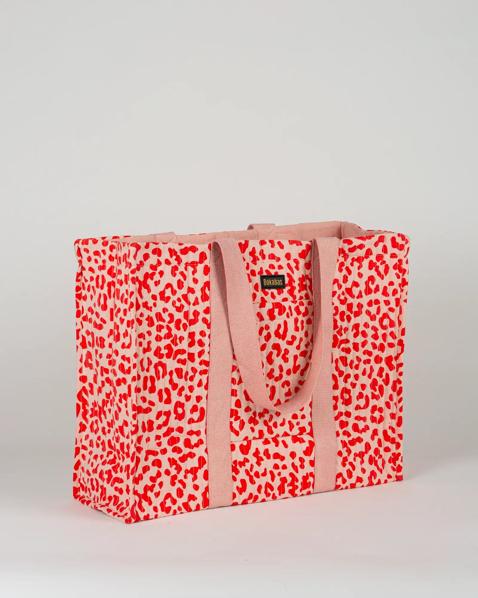 Sac cabas en tissu matelassé Bokabas, imprimé Valentine léopard rouge et rose, vue de trois-quarts