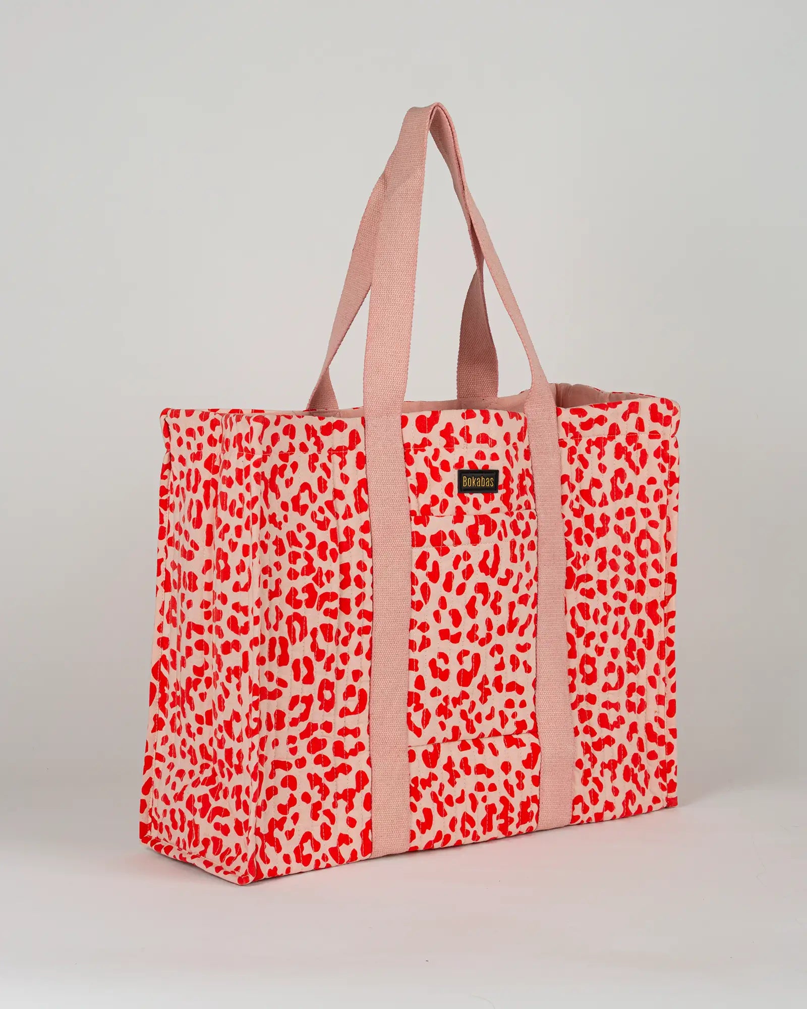 Sac cabas en tissu matelassé Bokabas, imprimé Valentine léopard rouge et rose, vue de trois-quarts