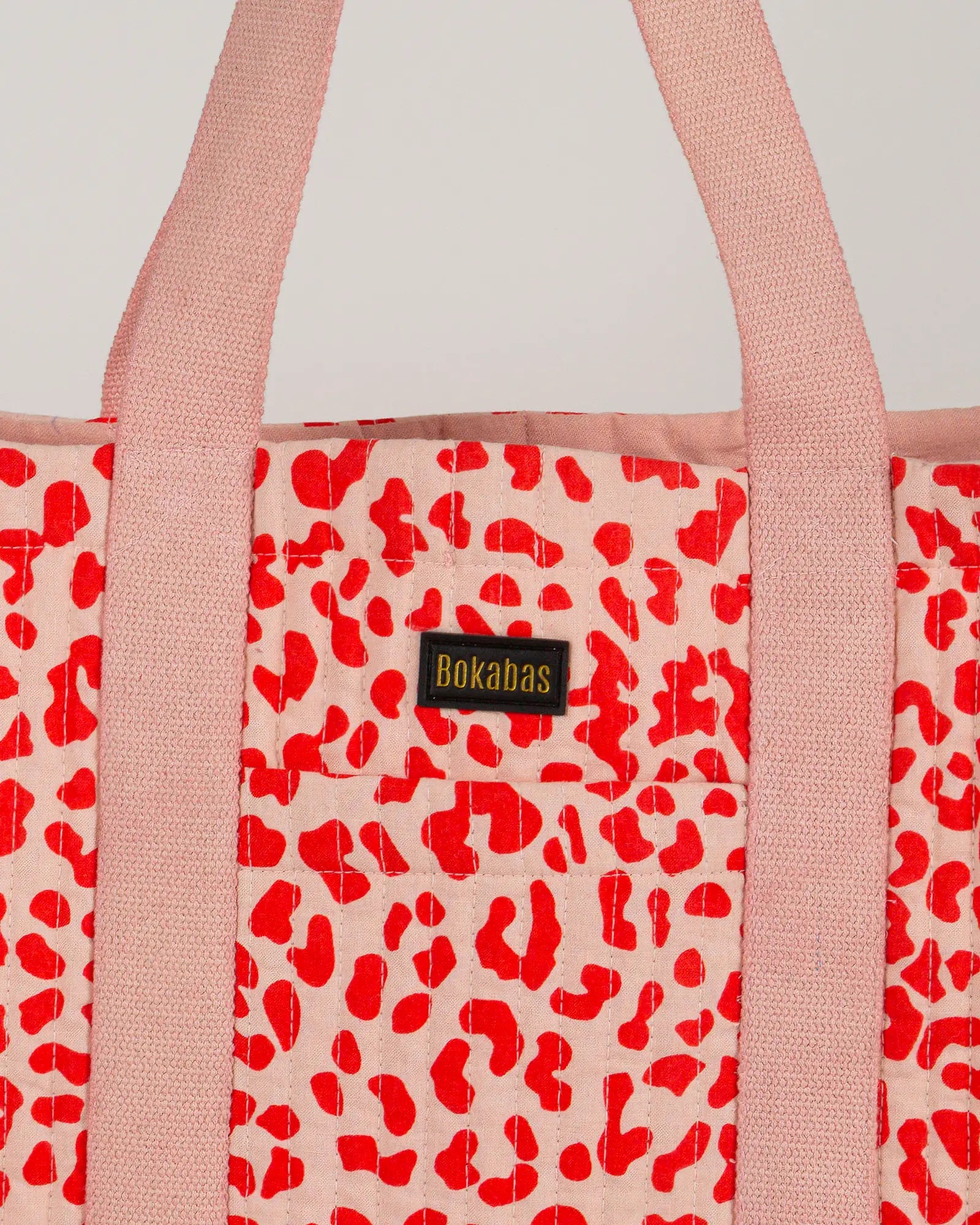 Sac cabas en tissu matelassé Bokabas, imprimé Valentine léopard rouge et rose, zoom sur la matière