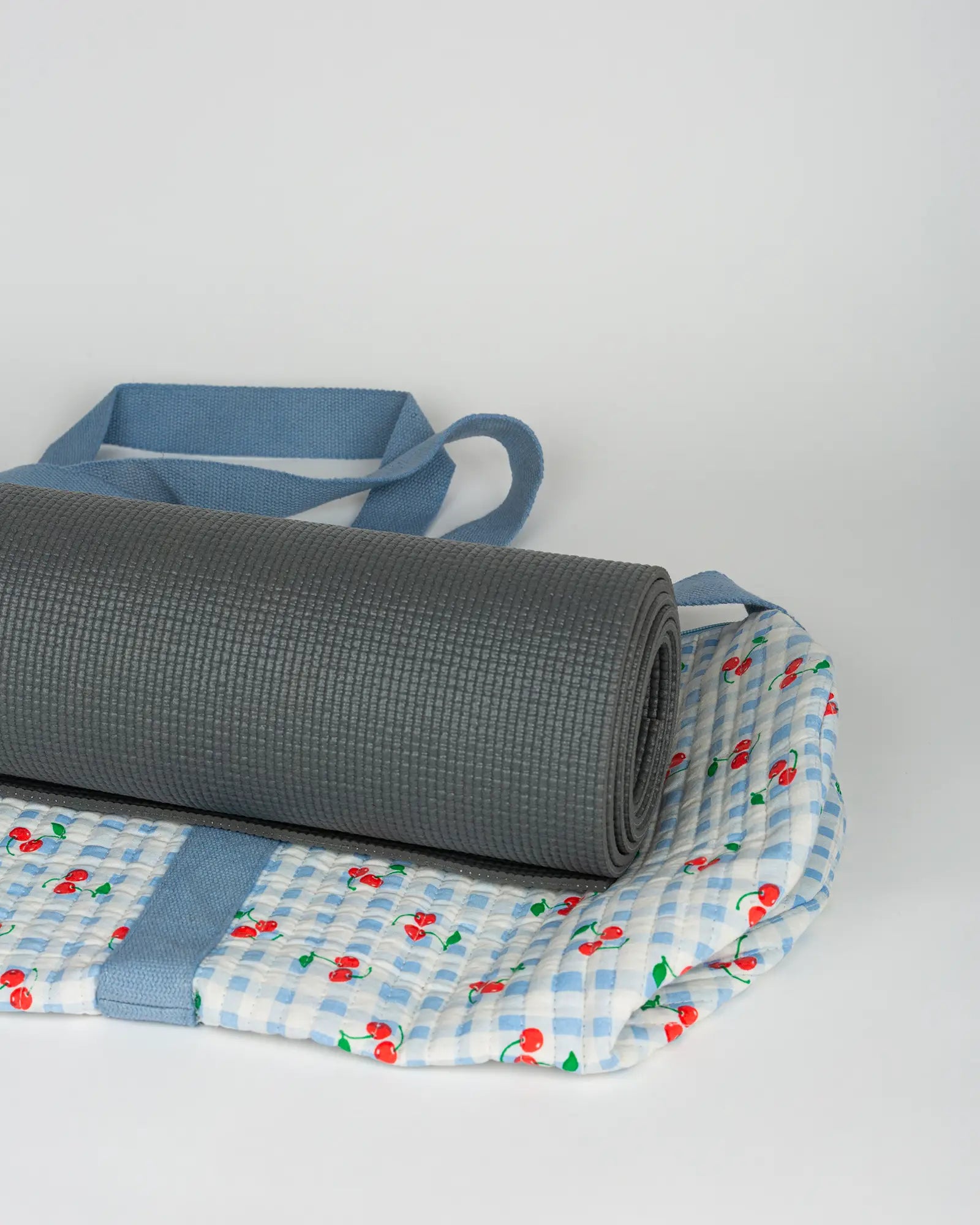 Sac de yoga en tissu matelassé Bokabas, imprimé Cerise vichy bleu, vue de dessus