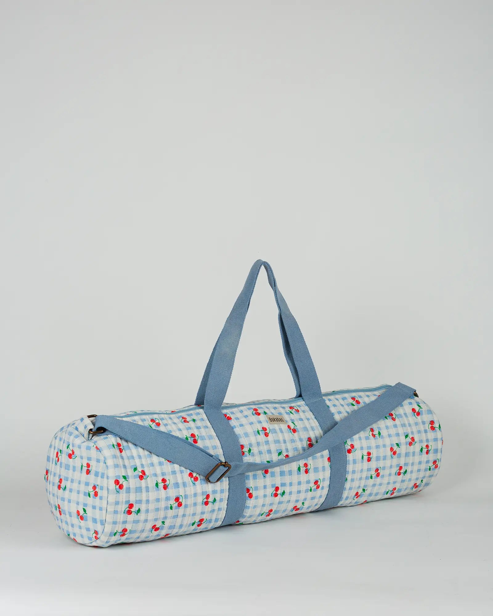 Sac de yoga en tissu matelassé Bokabas, imprimé Cerise vichy bleu, vue de trois-quarts