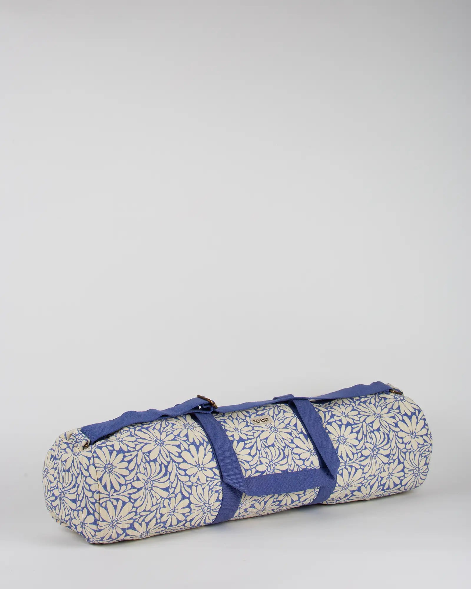 Sac de yoga en tissu matelassé Bokabas, imprimé Daisy fleuri bleu et beige, vue de trois-quarts