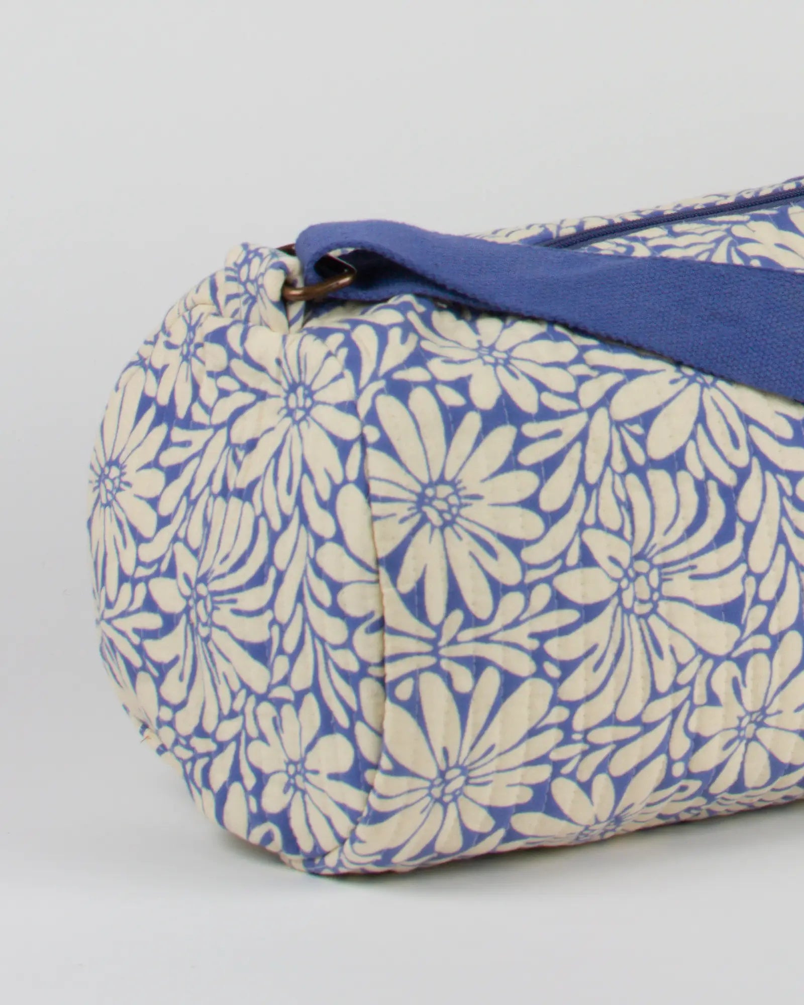 Sac de yoga en tissu matelassé Bokabas, imprimé Daisy fleuri bleu et beige, zoom sur la matière