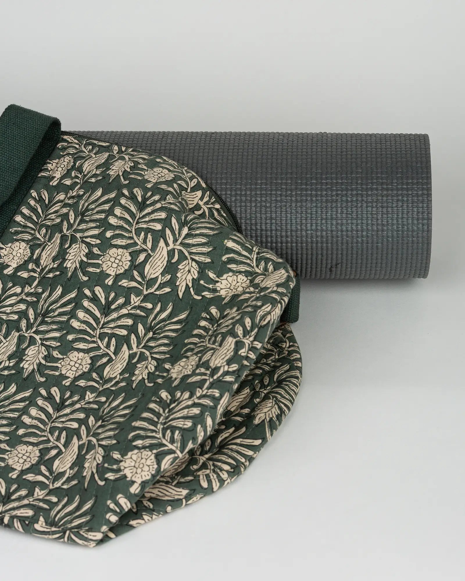 Sac de yoga en tissu matelassé Bokabas, imprimé Dema vert kaki, vue de dessus