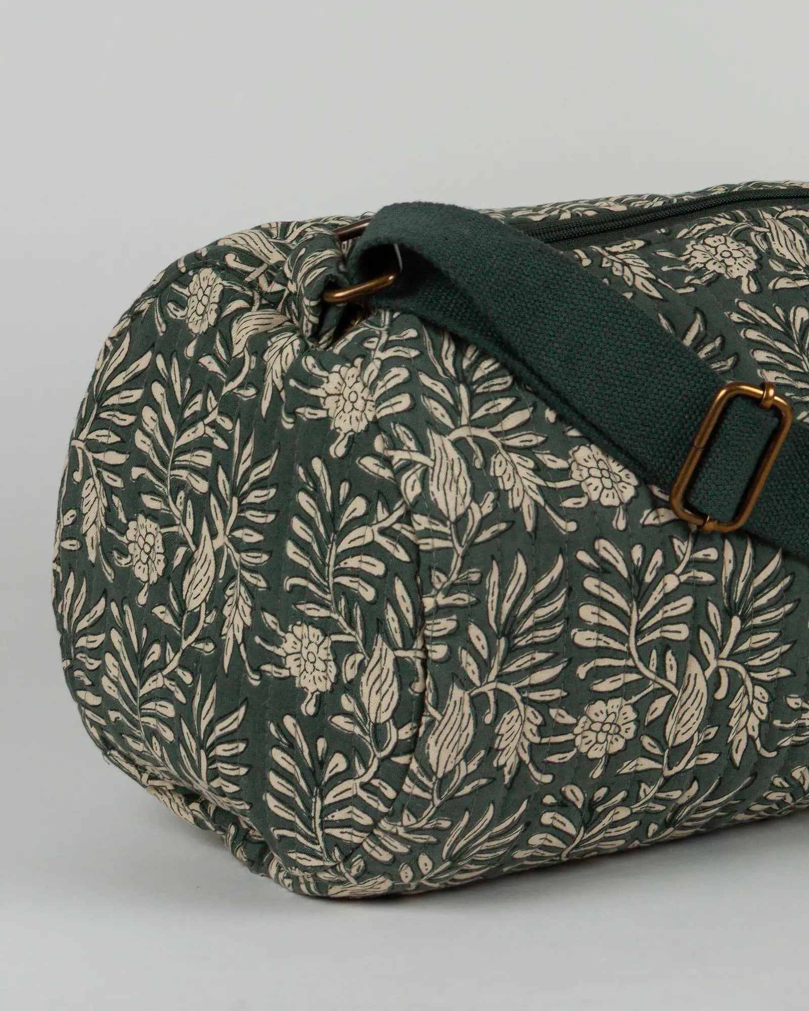 Sac de yoga en tissu matelassé Bokabas, imprimé Dema vert kaki, zoom sur la matière