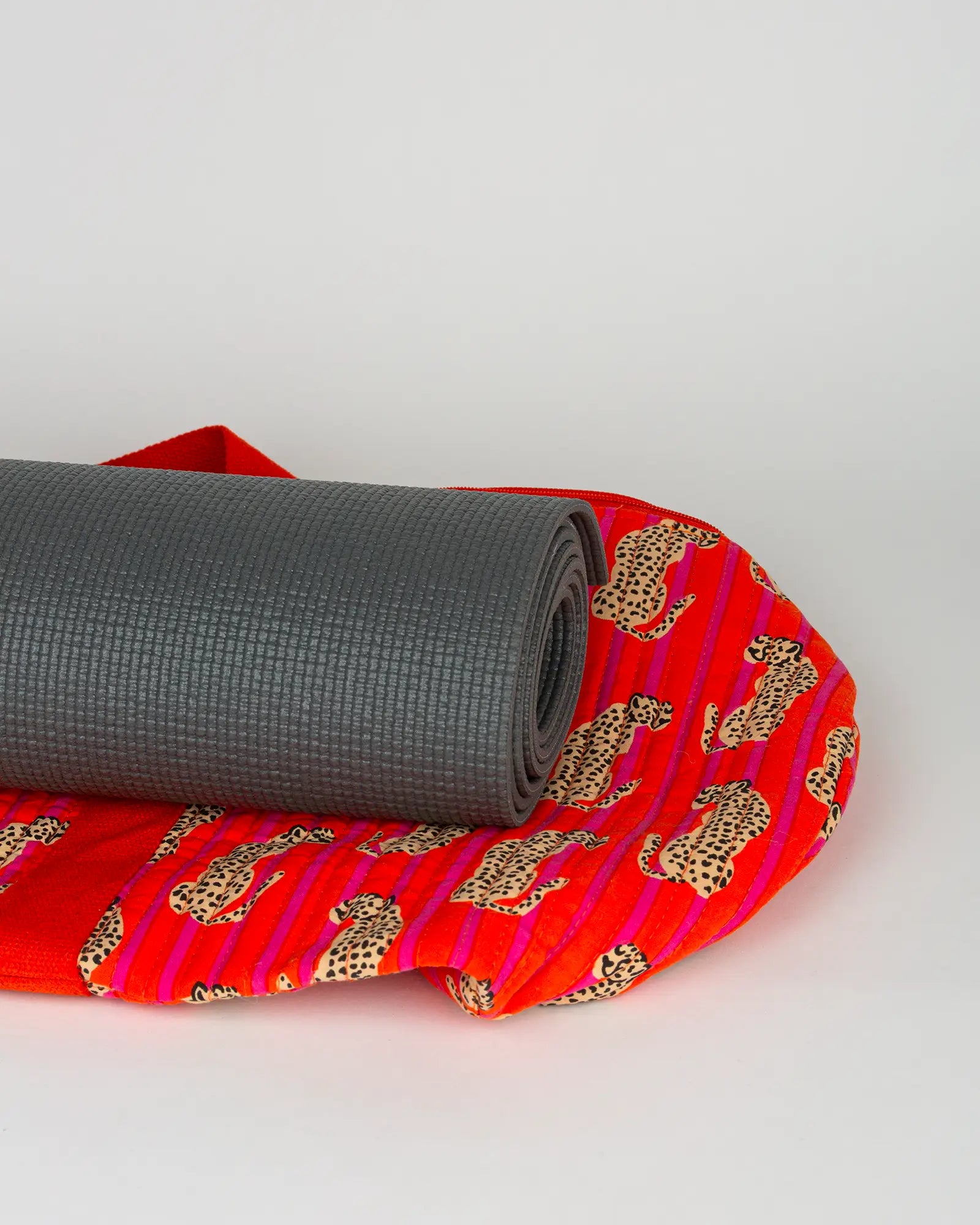 Sac de yoga en tissu matelassé Bokabas, imprimé Guépard rayé orange et rose, vue de dessus