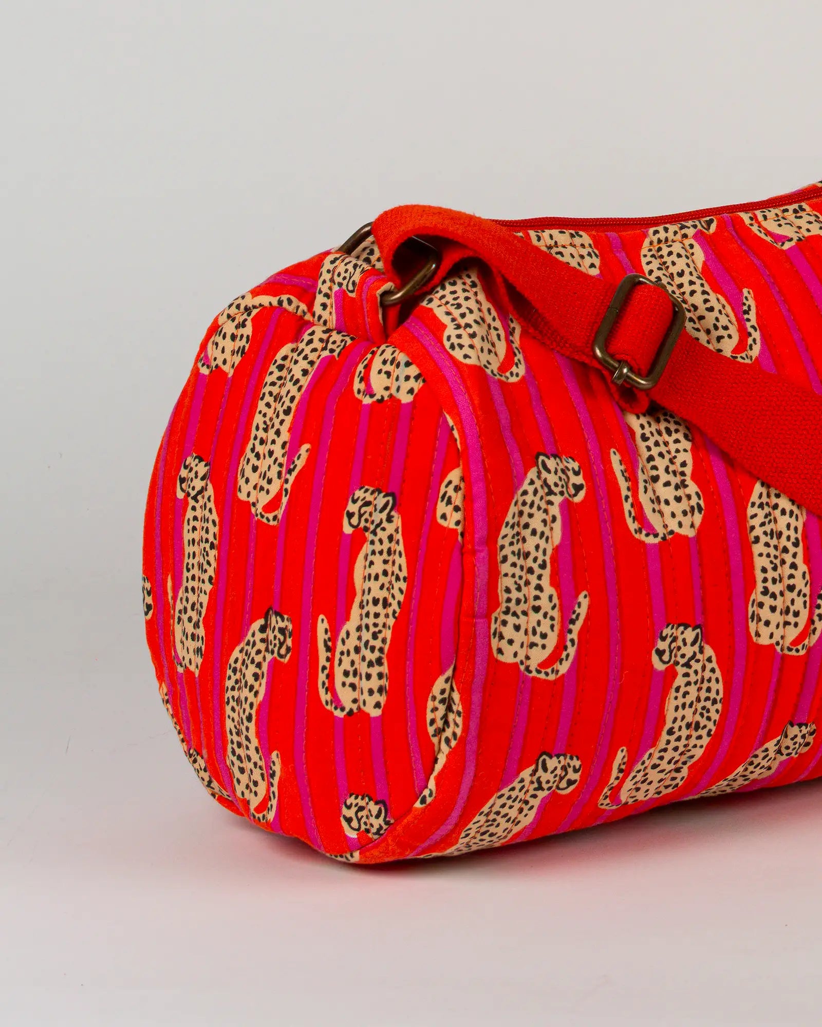 Sac de yoga en tissu matelassé Bokabas, imprimé Guépard rayé orange et rose, zoom sur la matière