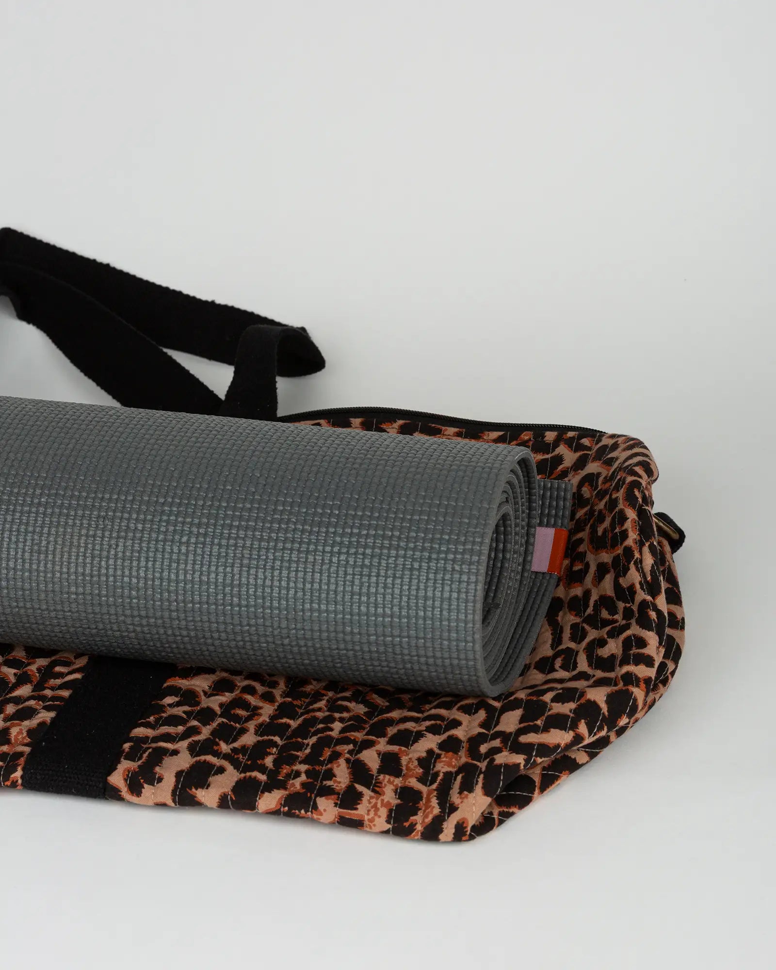 Sac de yoga en tissu matelassé Bokabas, imprimé léopard noir et marron, vue de dessus