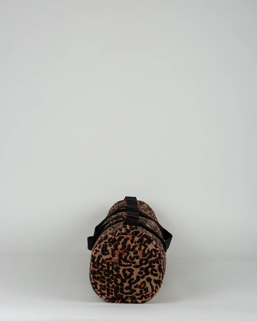 Sac de yoga en tissu matelassé Bokabas, imprimé léopard noir et marron, vue de profil