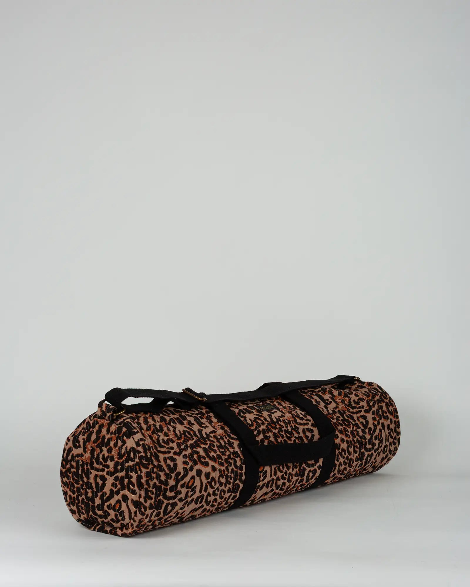 Sac de yoga en tissu matelassé Bokabas, imprimé léopard noir et marron, vue de trois-quarts