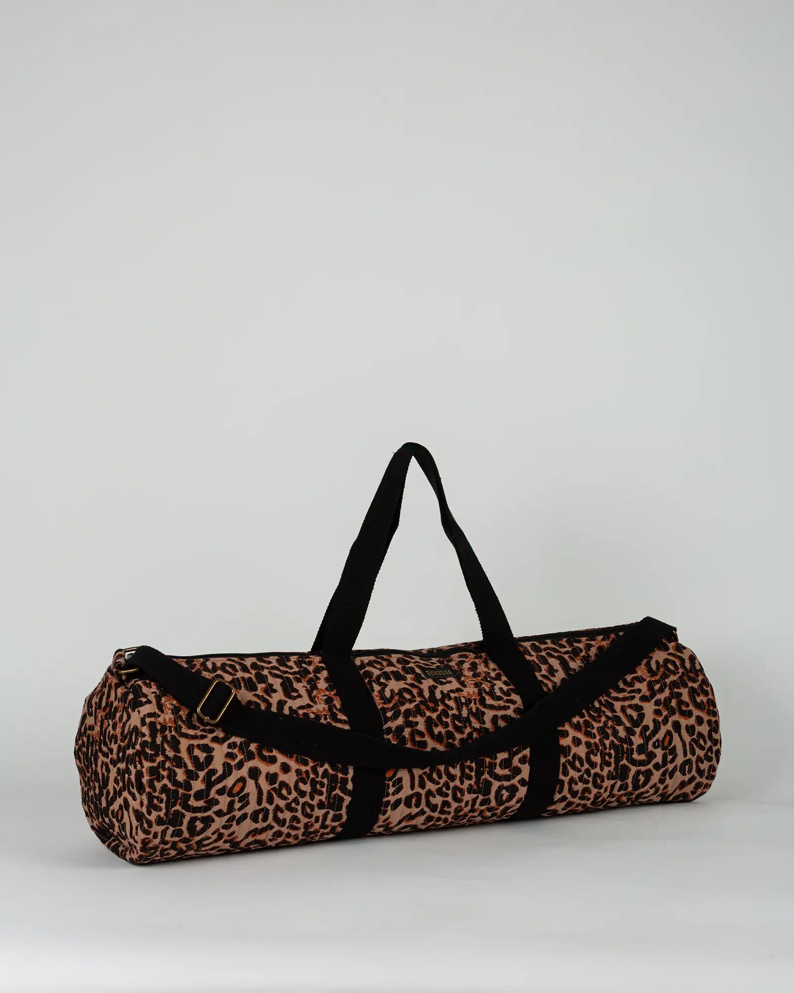 Sac de yoga en tissu matelassé Bokabas, imprimé léopard noir et marron, vue de trois-quarts