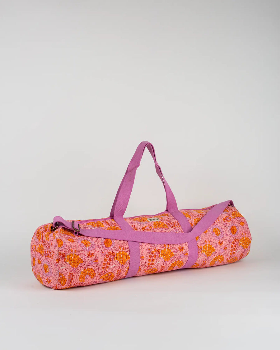 Sac de yoga en tissu matelassé Bokabas, imprimé Marie rose fleuri, vue de trois-quarts
