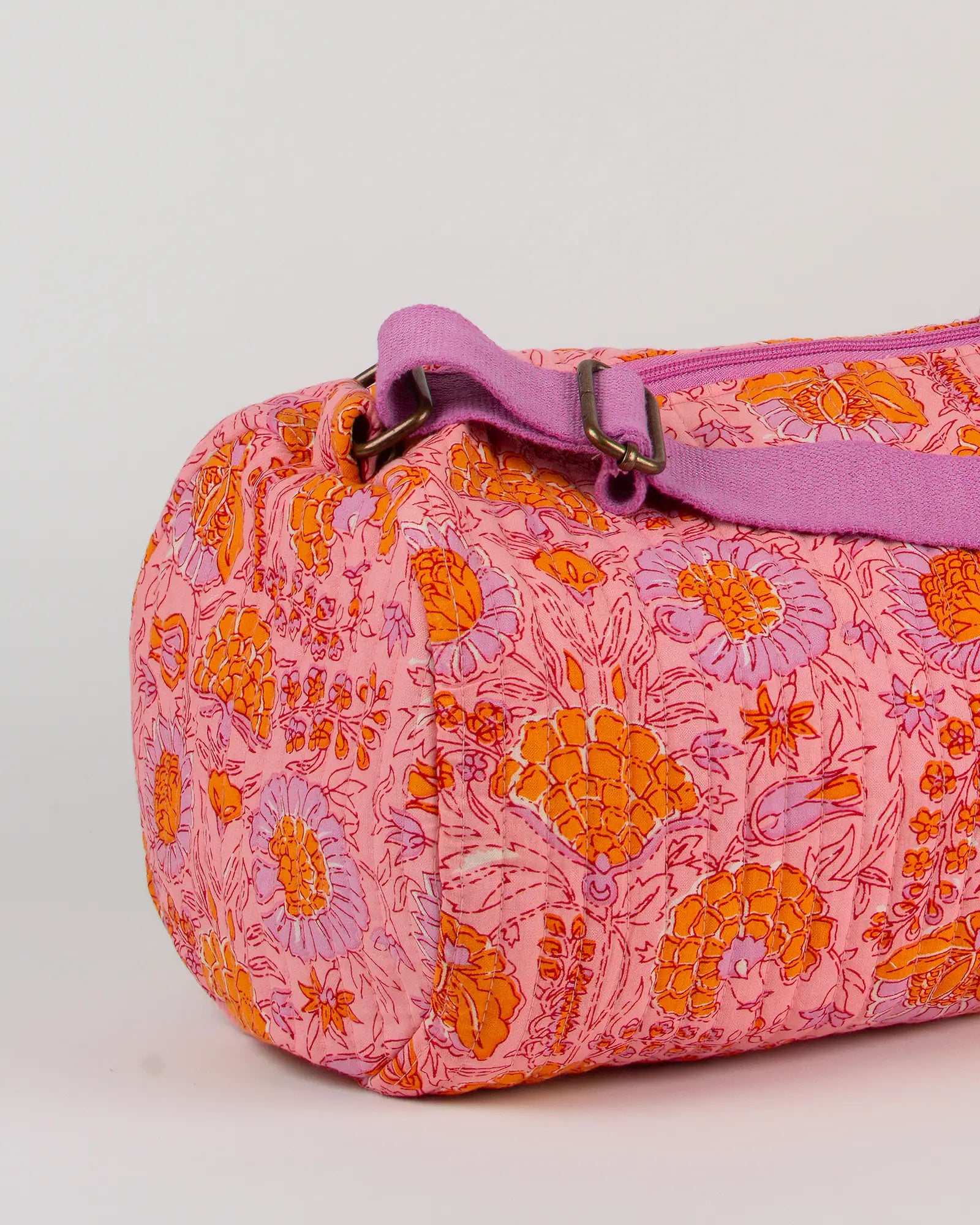 Sac de yoga en tissu matelassé Bokabas, imprimé Marie rose fleuri, zoom sur la matière