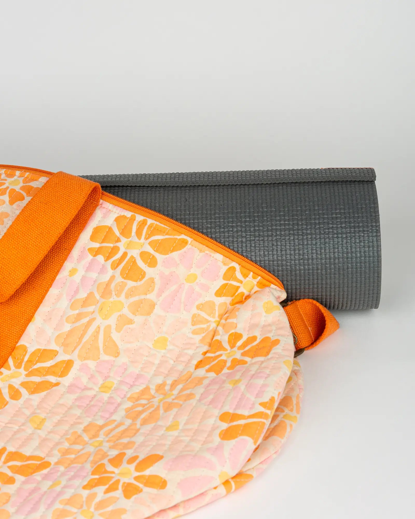 Sac de yoga en tissu matelassé Bokabas, imprimé Peachy fleuri orange, vue de dessus
