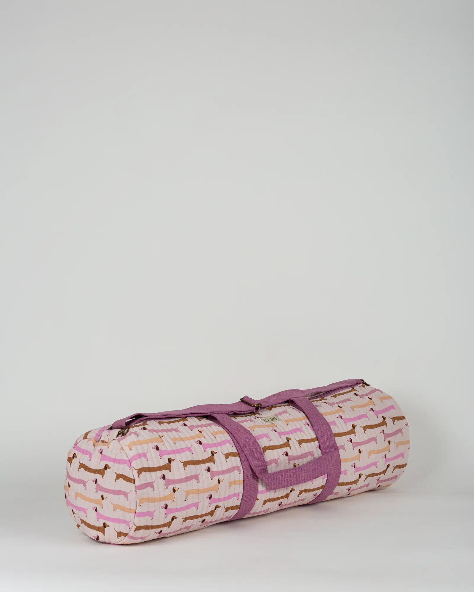 Sac de yoga en tissu matelassé Bokabas, imprimé Saucisse chien teckel rose et violet, vue de trois-quarts