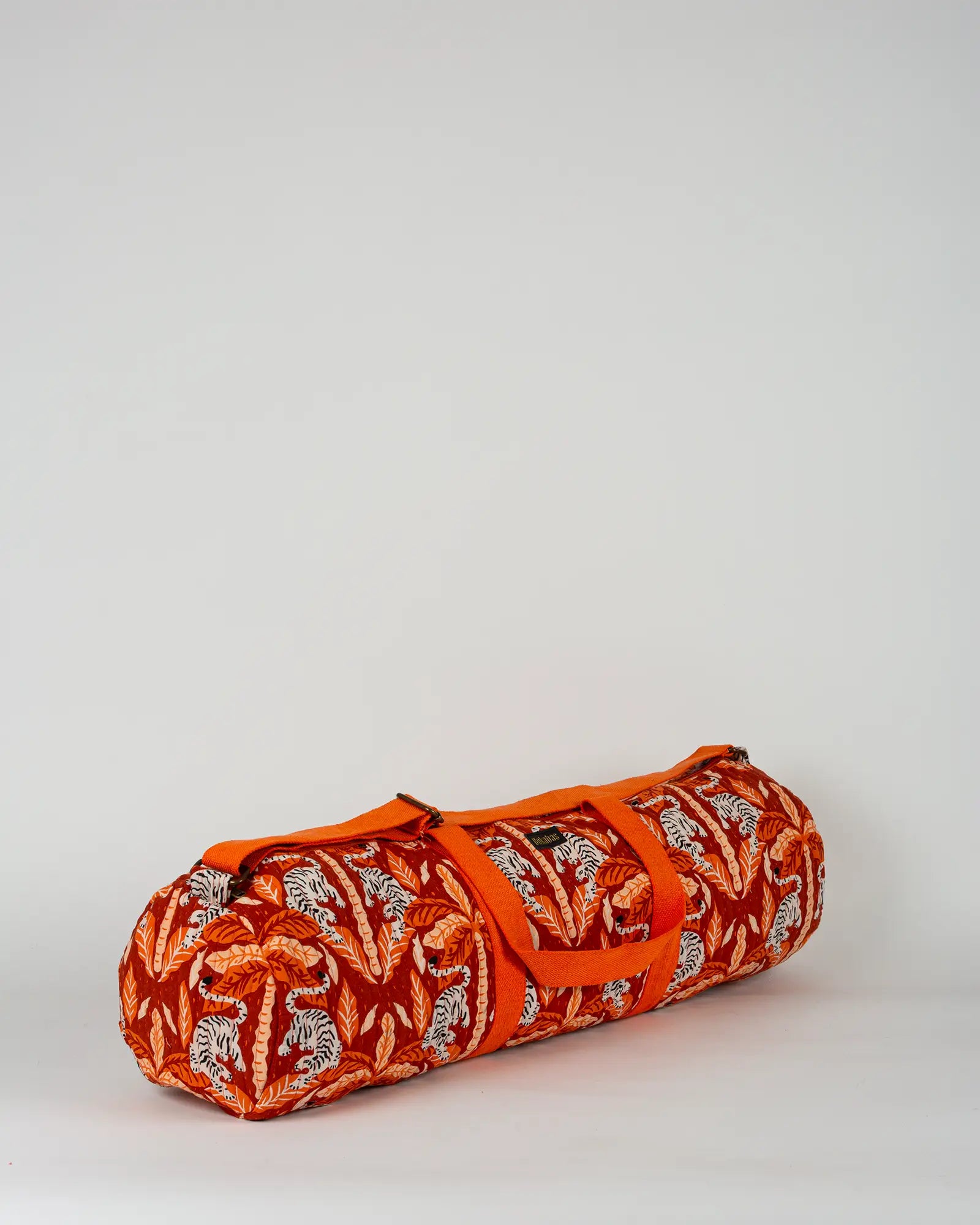 Sac de yoga en tissu matelassé Bokabas, imprimé Tropique palmier et guépard orange, vue de trois-quarts