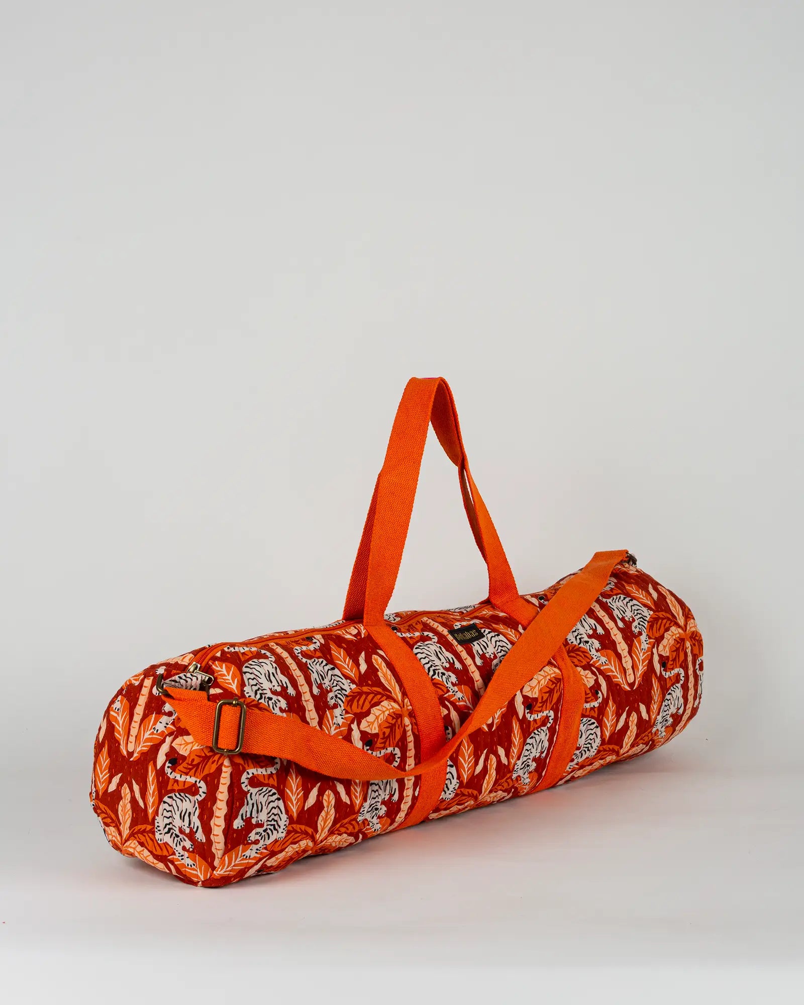 Sac de yoga en tissu matelassé Bokabas, imprimé Tropique palmier et guépard orange, vue de trois-quarts