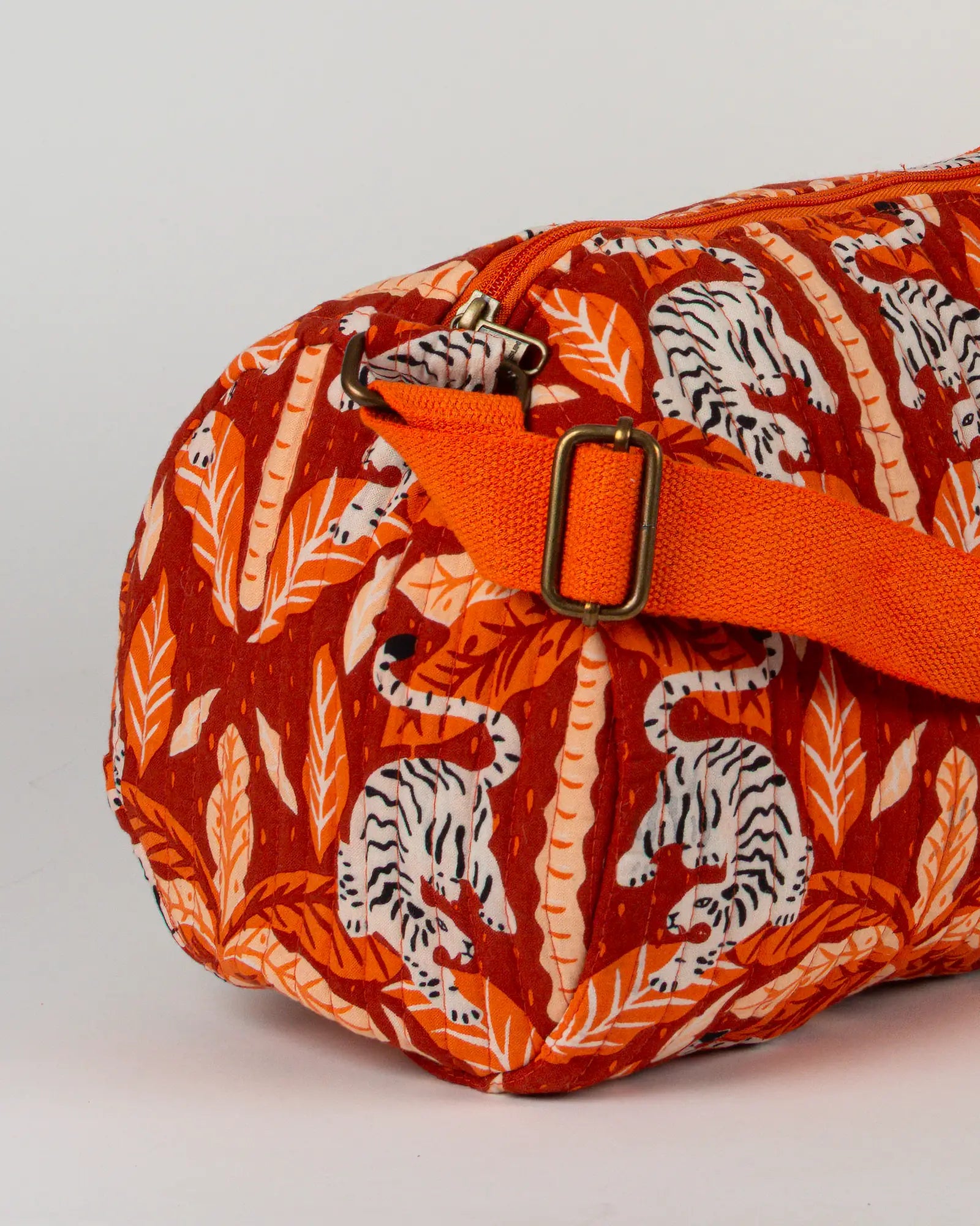 Sac de yoga en tissu matelassé Bokabas, imprimé Tropique palmier et guépard orange, zoom sur la matière
