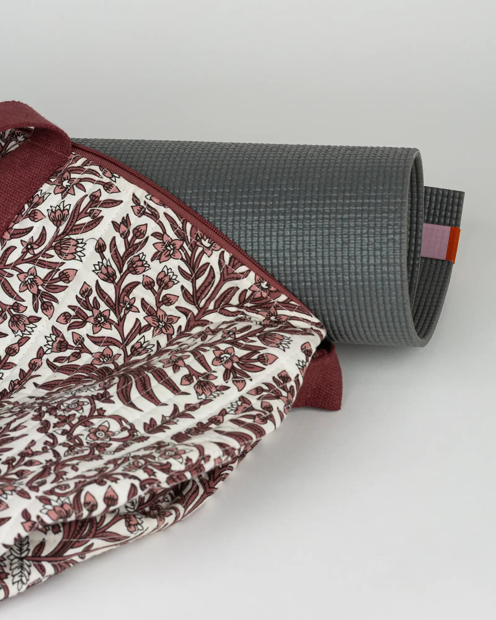 Sac de yoga en tissu matelassé Bokabas, imprimé Vale fleuri marron et blanc, vue de face