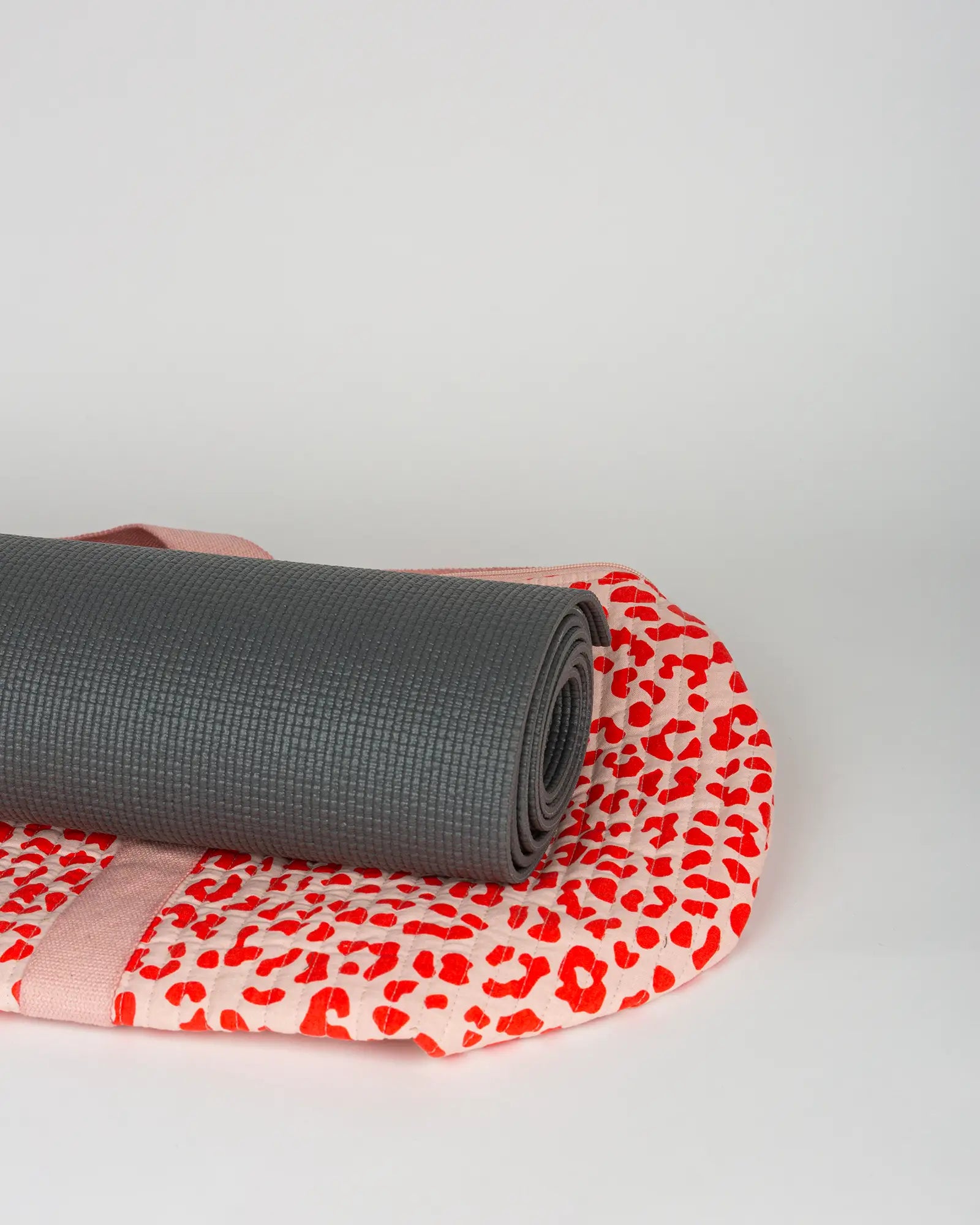 Sac de yoga en tissu matelassé Bokabas, imprimé Valentine léopard rouge et rose, vue de dessus