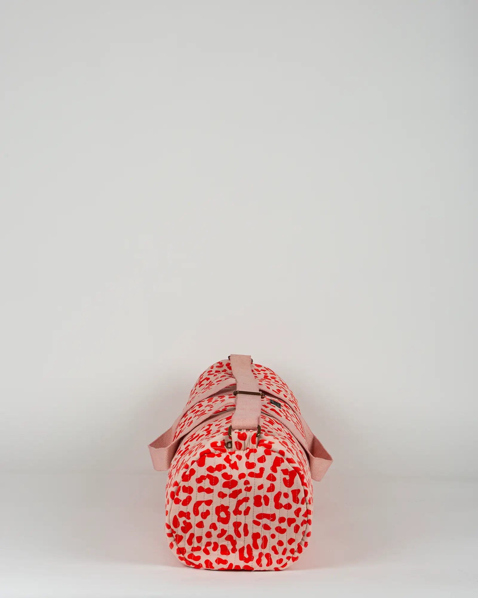 Sac de yoga en tissu matelassé Bokabas, imprimé Valentine léopard rouge et rose, vue de profil