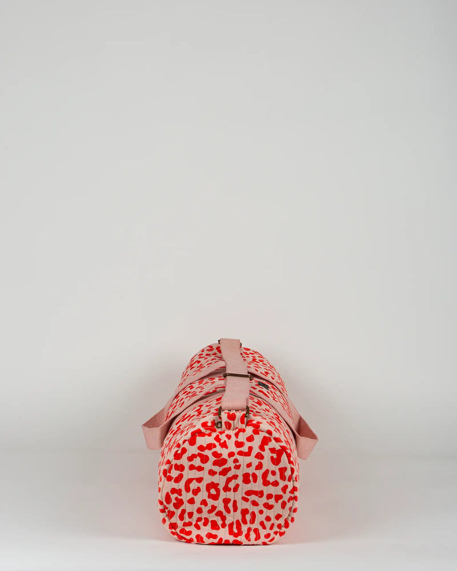 Sac de yoga en tissu matelassé Bokabas, imprimé Valentine léopard rouge et rose, vue de profil