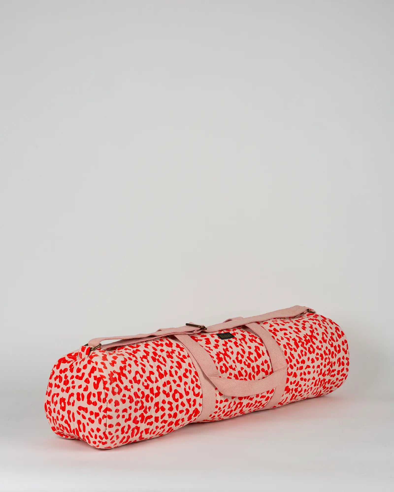 Sac de yoga en tissu matelassé Bokabas, imprimé Valentine léopard rouge et rose, vue de trois-quarts